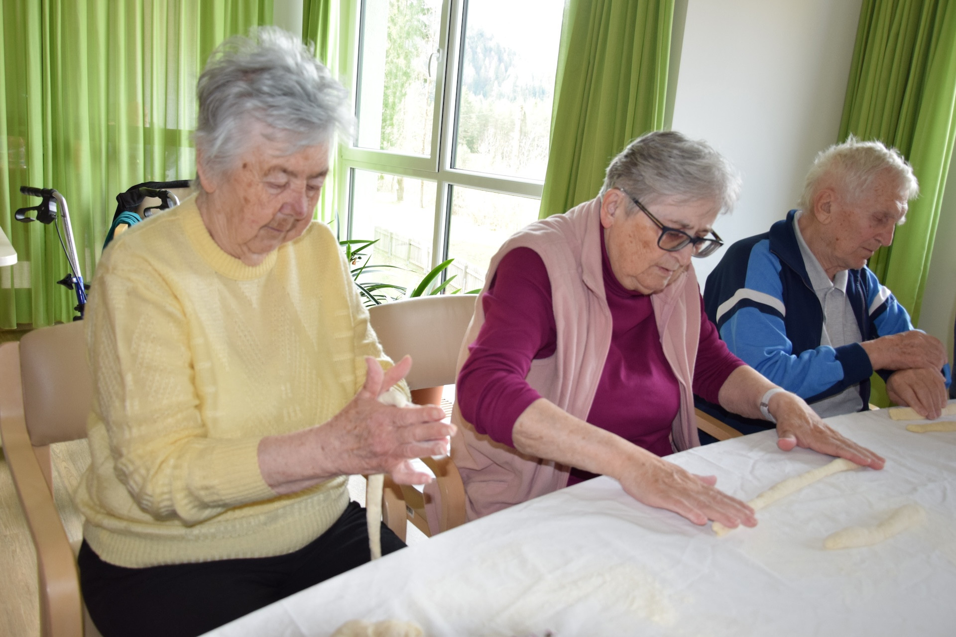 Izdelava postnih prest na skupini Pod svobodnim soncem