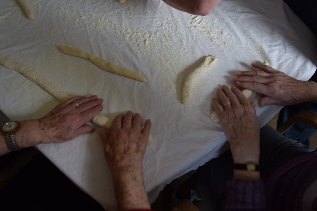Izdelava postnih prest na skupini Pod svobodnim soncem