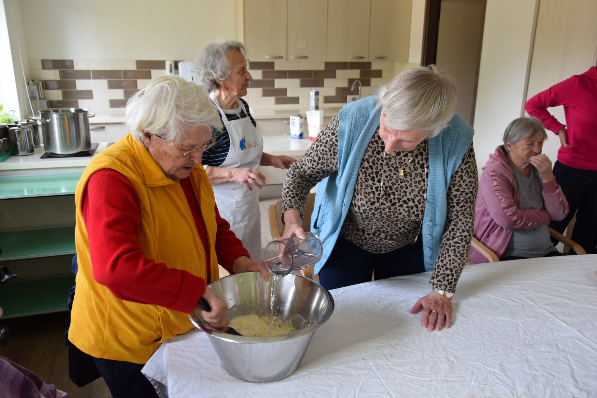 Izdelava postnih prest na skupini Pod svobodnim soncem