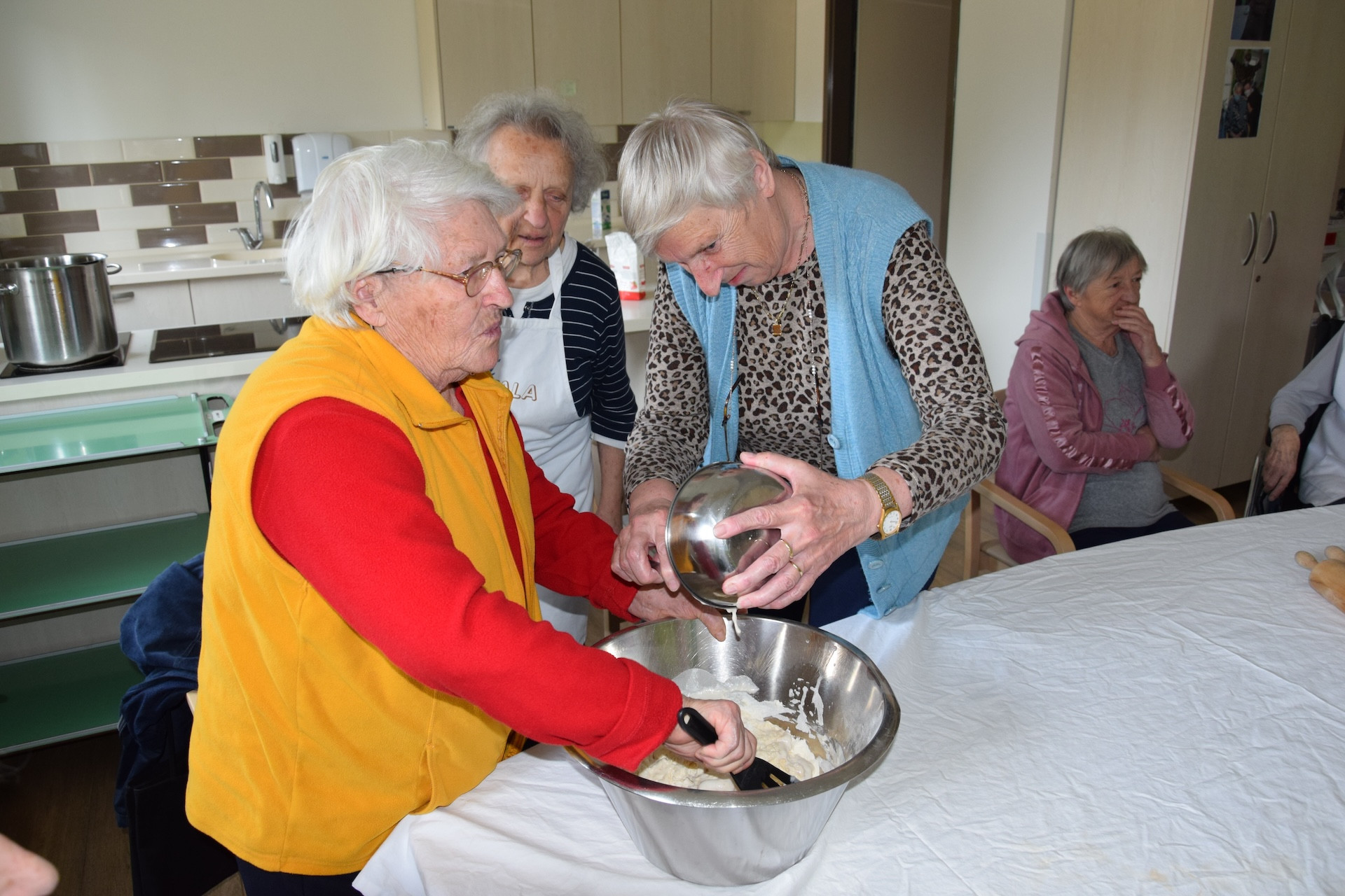 Izdelava postnih prest na skupini Pod svobodnim soncem