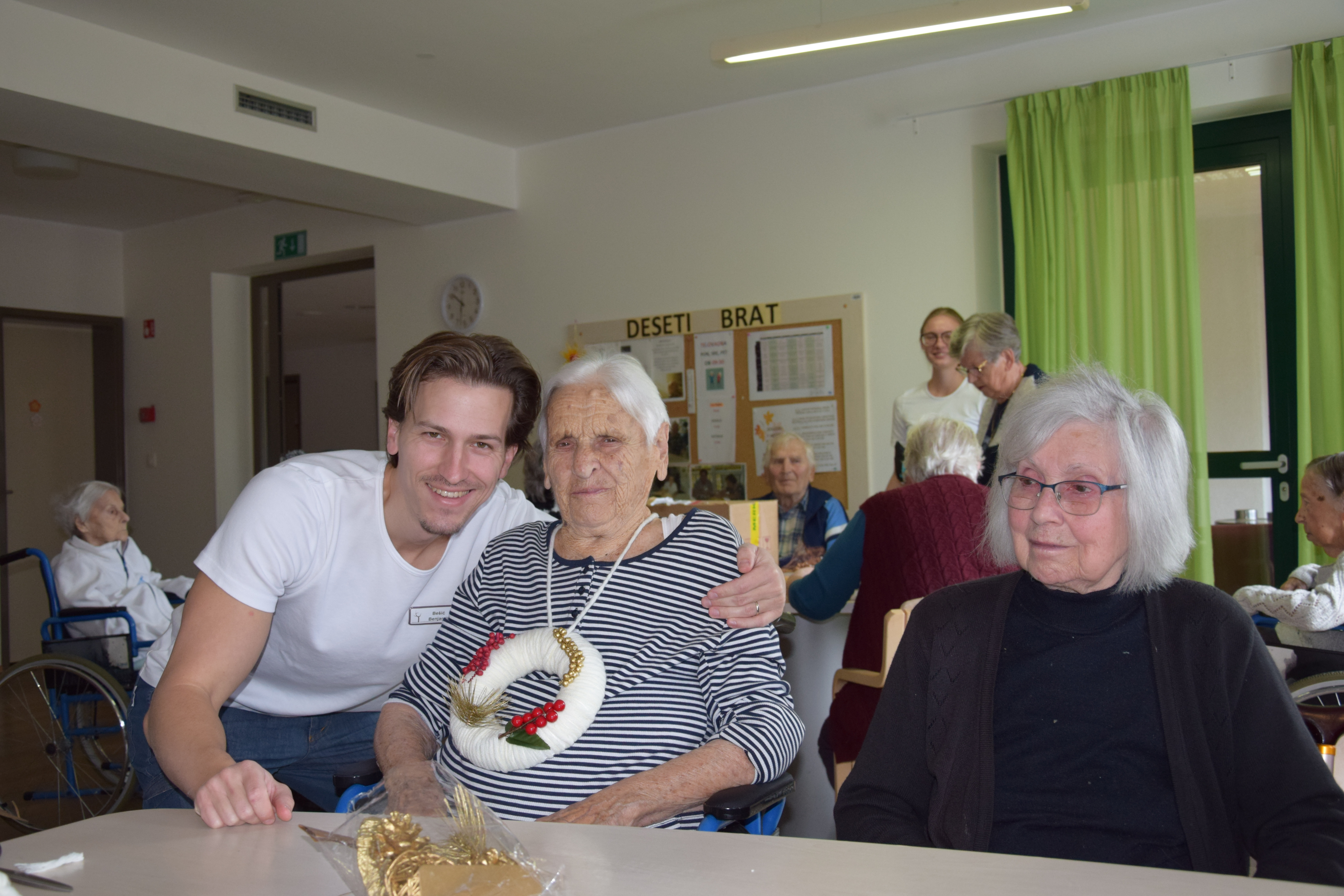 Kreativna delavnica: Izdelava adventnih vencev na skupini Deseti brat