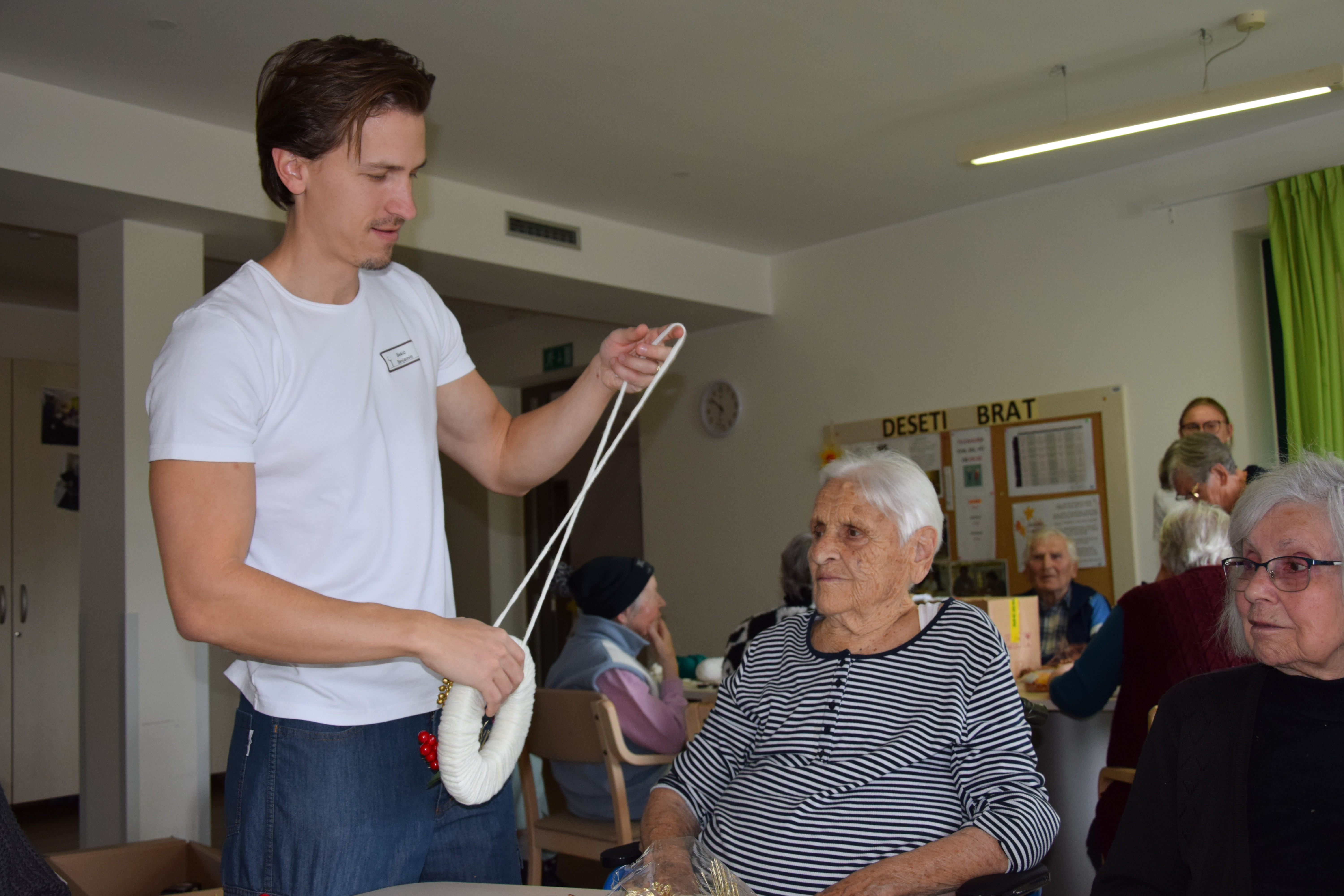 Kreativna delavnica: Izdelava adventnih vencev na skupini Deseti brat