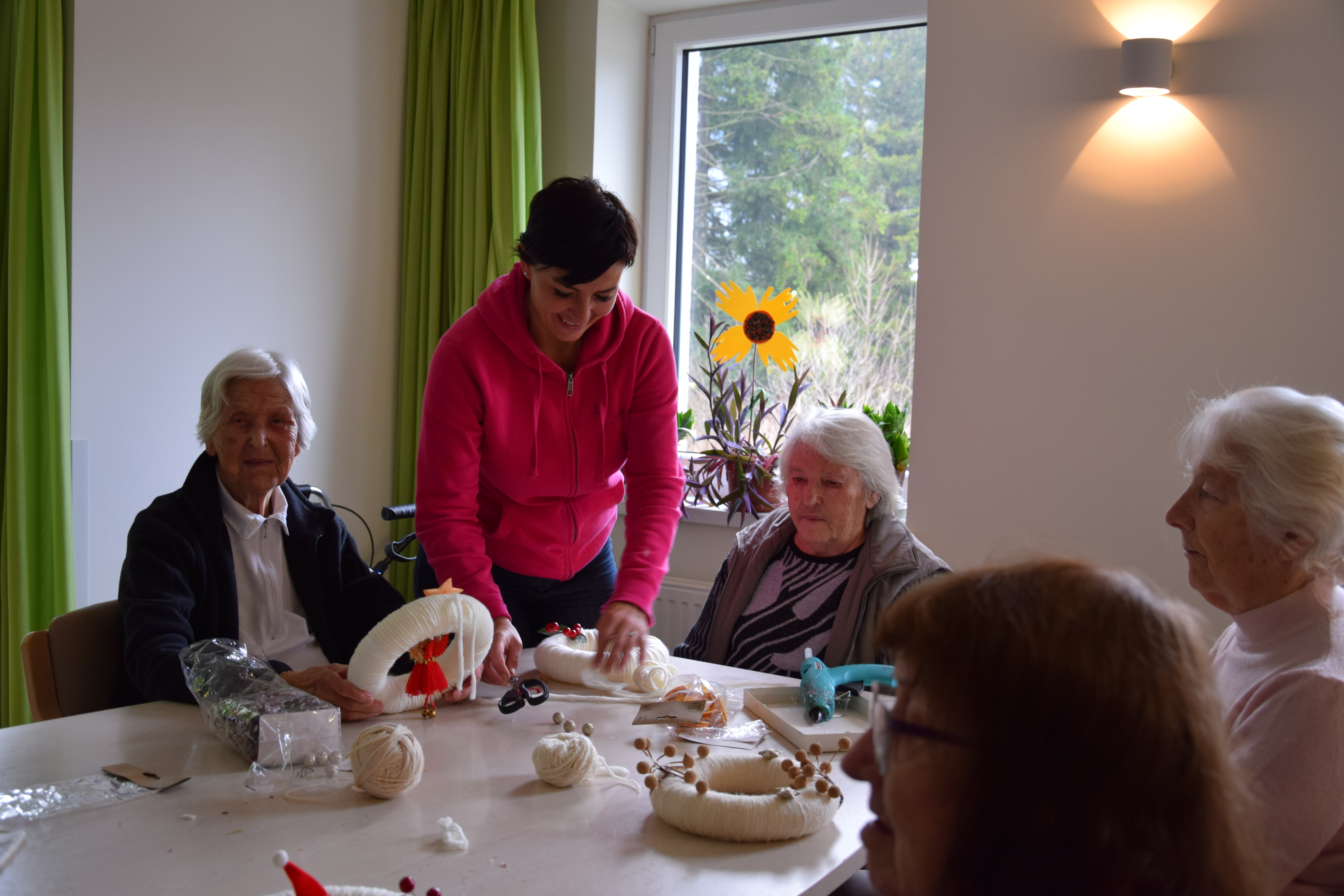 Kreativna delavnica: Izdelava adventnih vencev na skupini Deseti brat