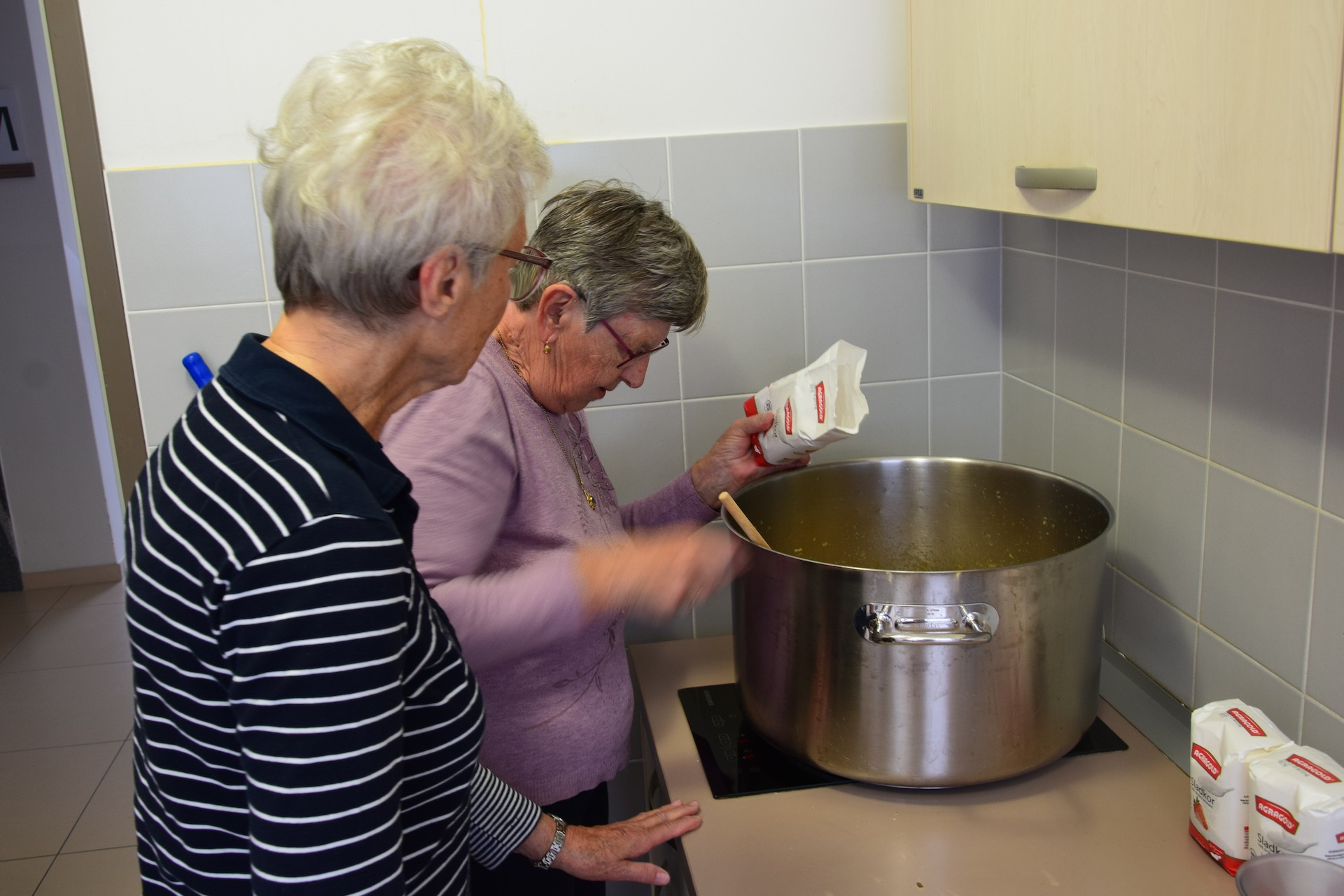Kuhamo marmelado na skupini Na svoji zemlji