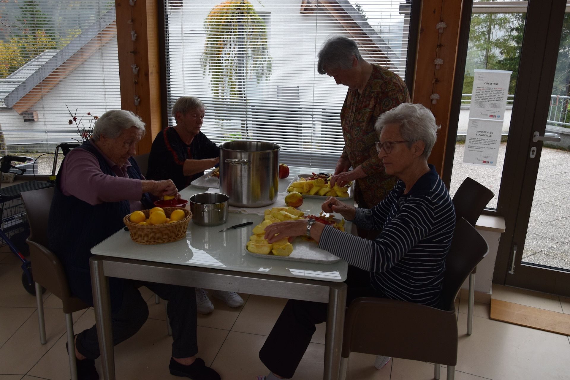 Kuhamo marmelado na skupini Na svoji zemlji