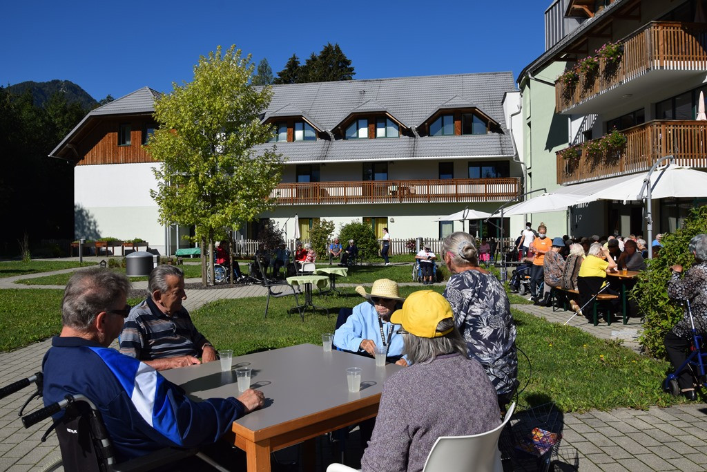 Marnjanje pr’ kofet v Viharniku