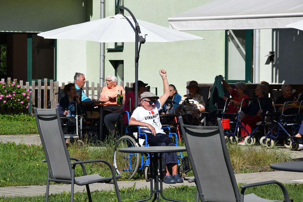 Marnjanje pr’ kofet v Viharniku