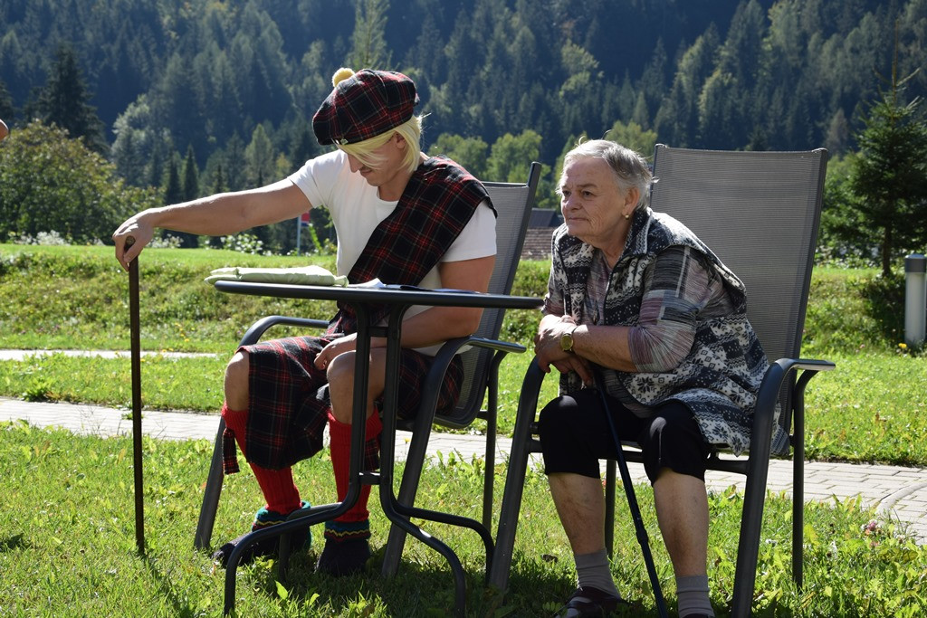 Marnjanje pr’ kofet v Viharniku