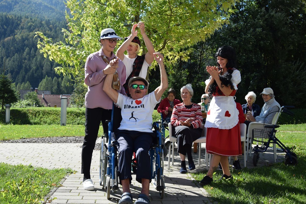 Marnjanje pr’ kofet v Viharniku