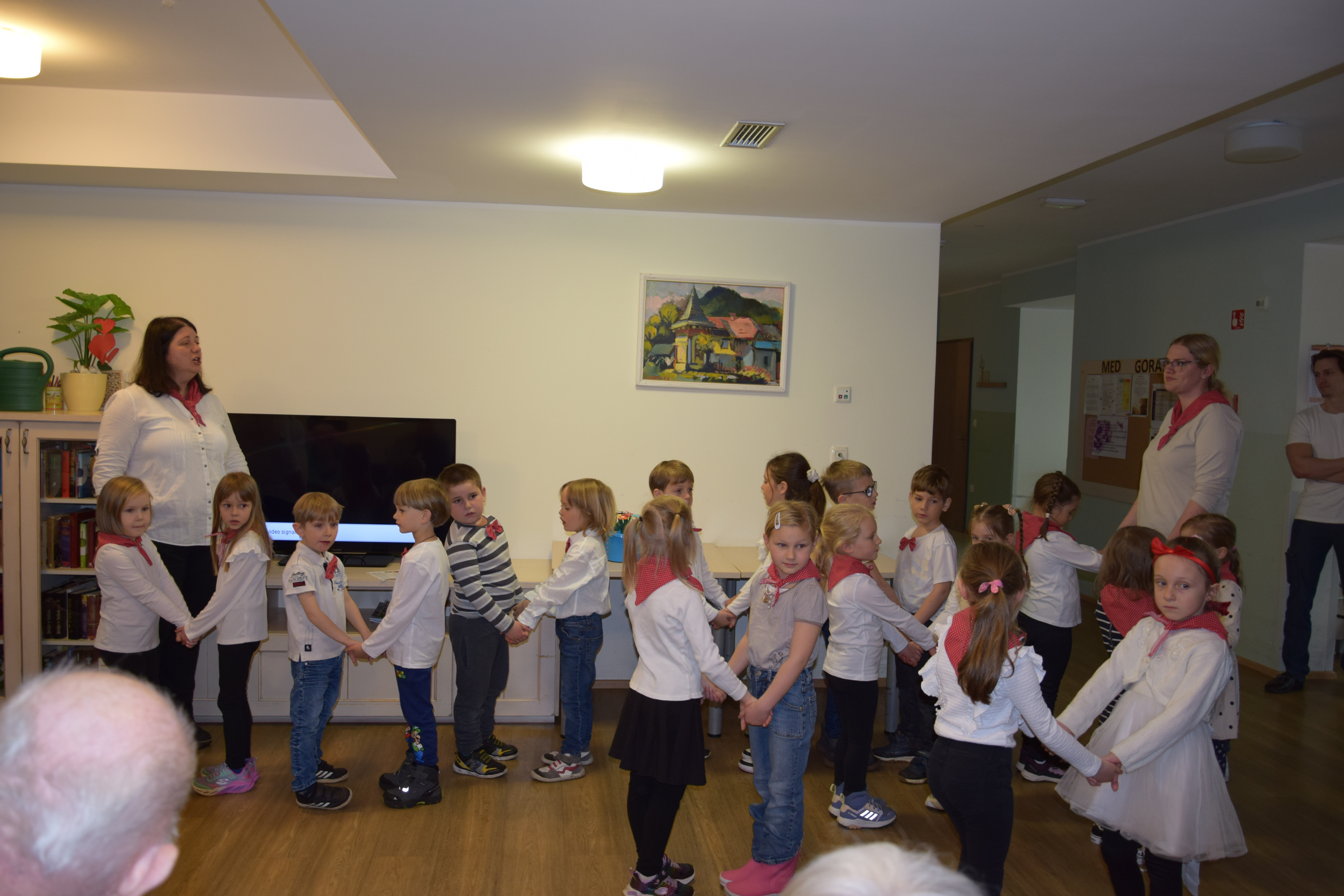 Materinski dan: Obisk otrok iz vrtca Kranjska Gora