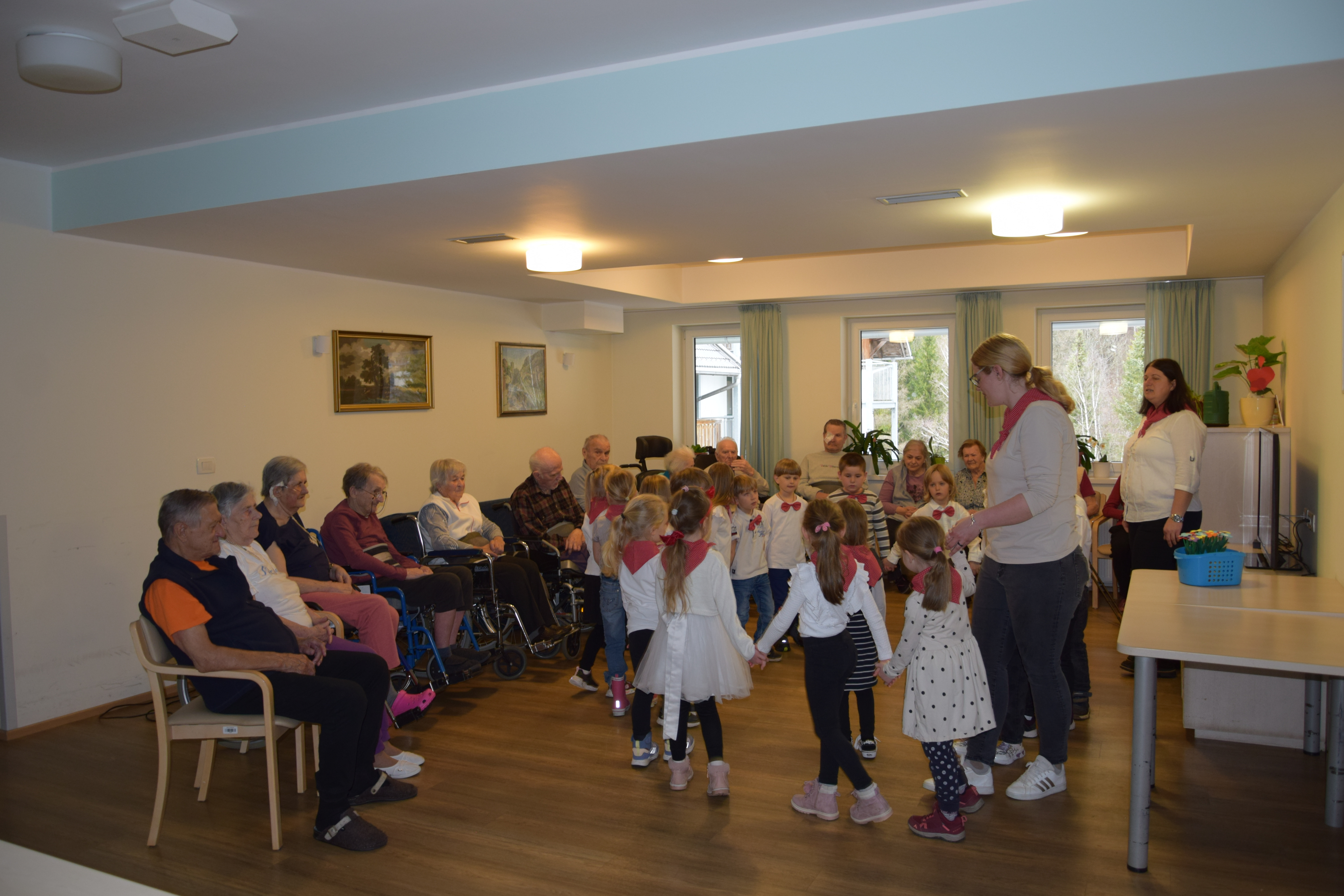 Materinski dan: Obisk otrok iz vrtca Kranjska Gora