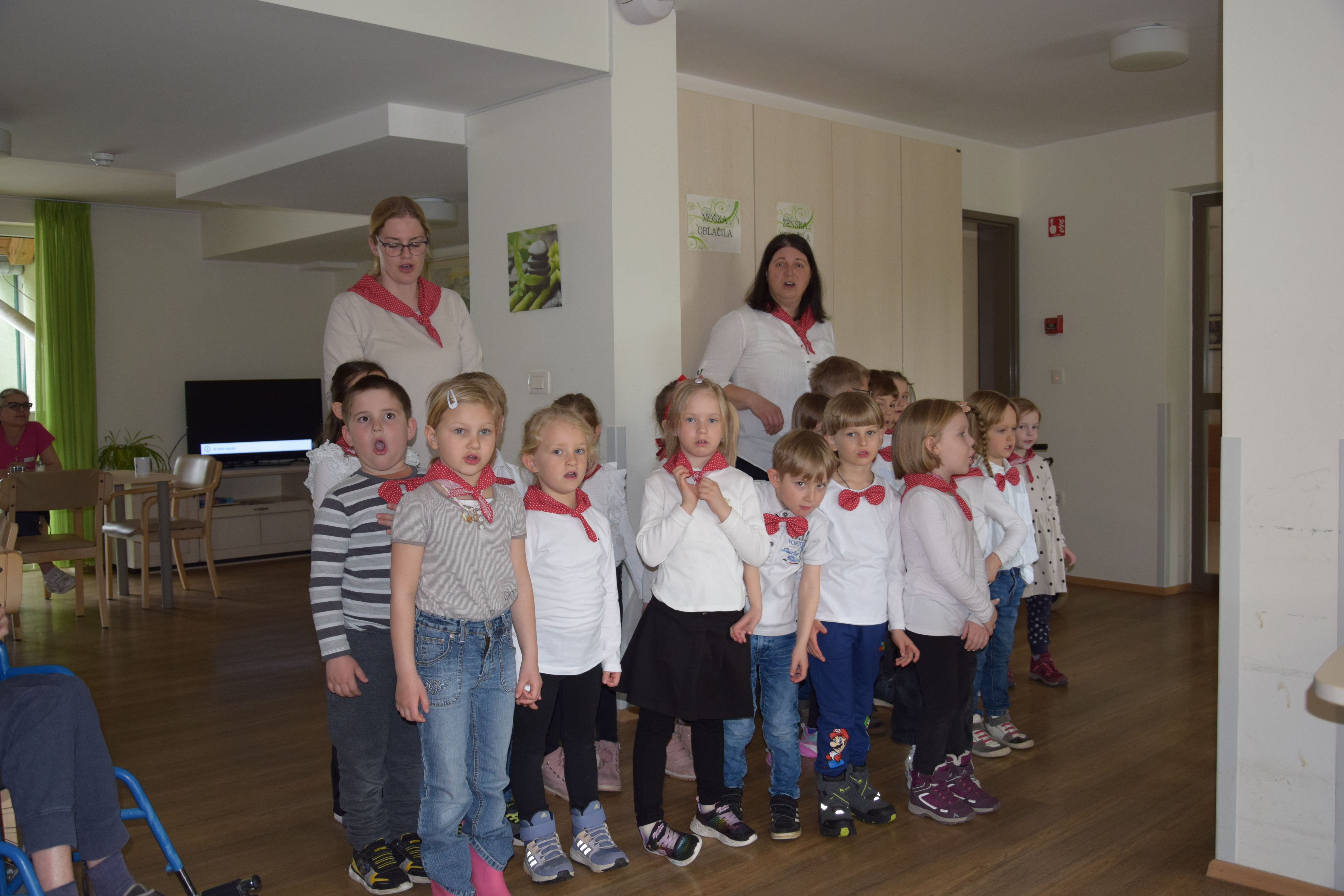 Materinski dan: Obisk otrok iz vrtca Kranjska Gora