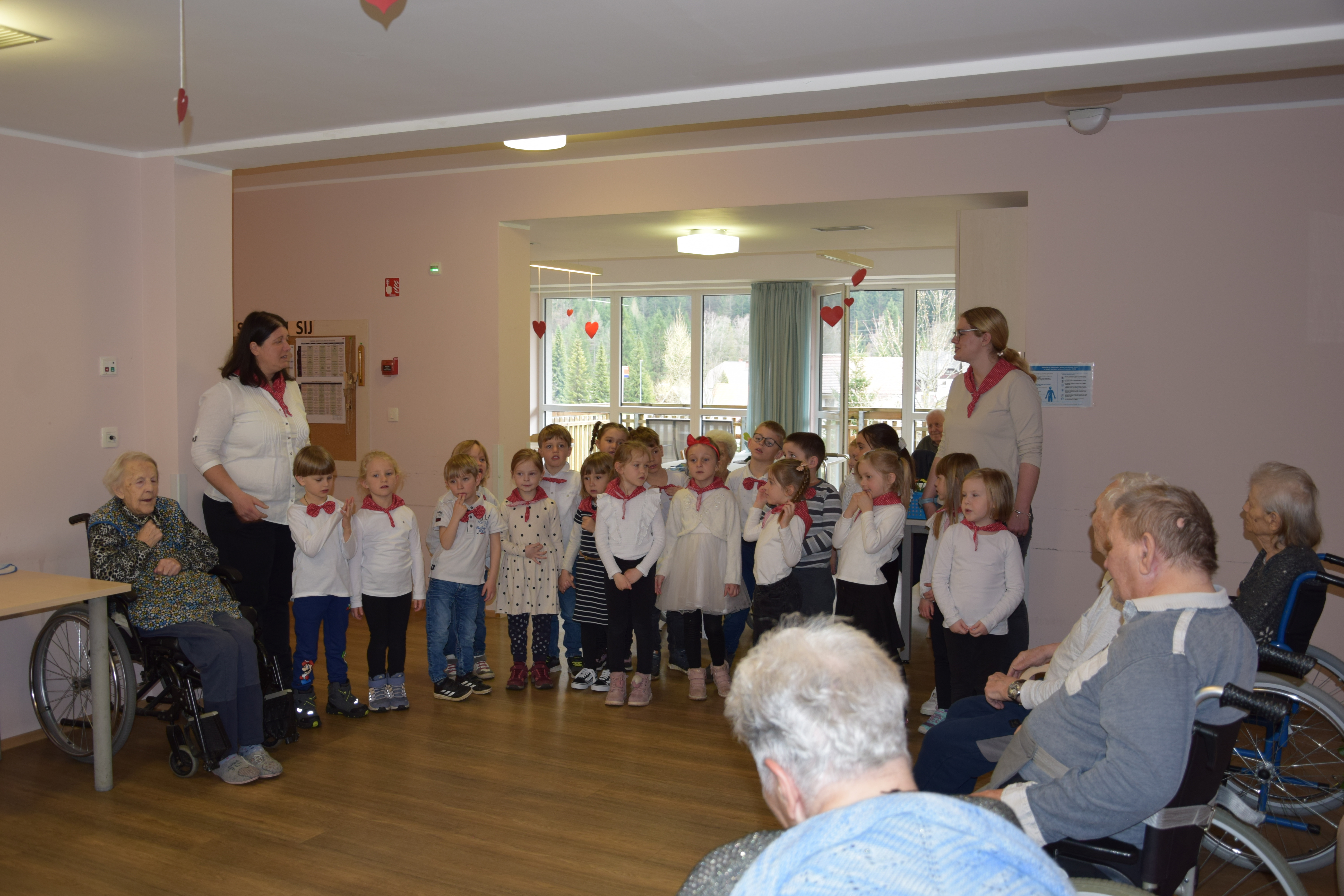 Materinski dan: Obisk otrok iz vrtca Kranjska Gora