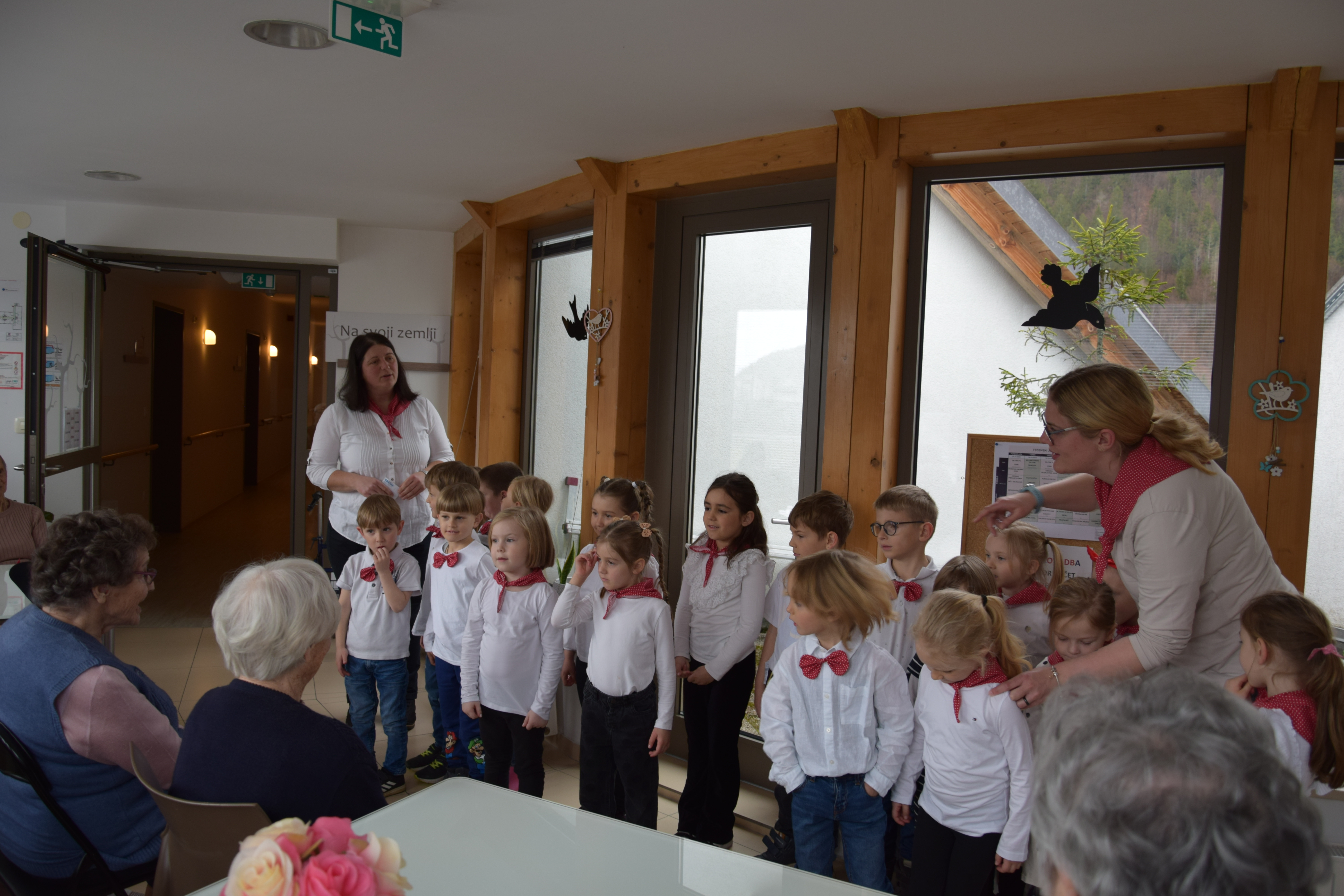 Materinski dan: Obisk otrok iz vrtca Kranjska Gora
