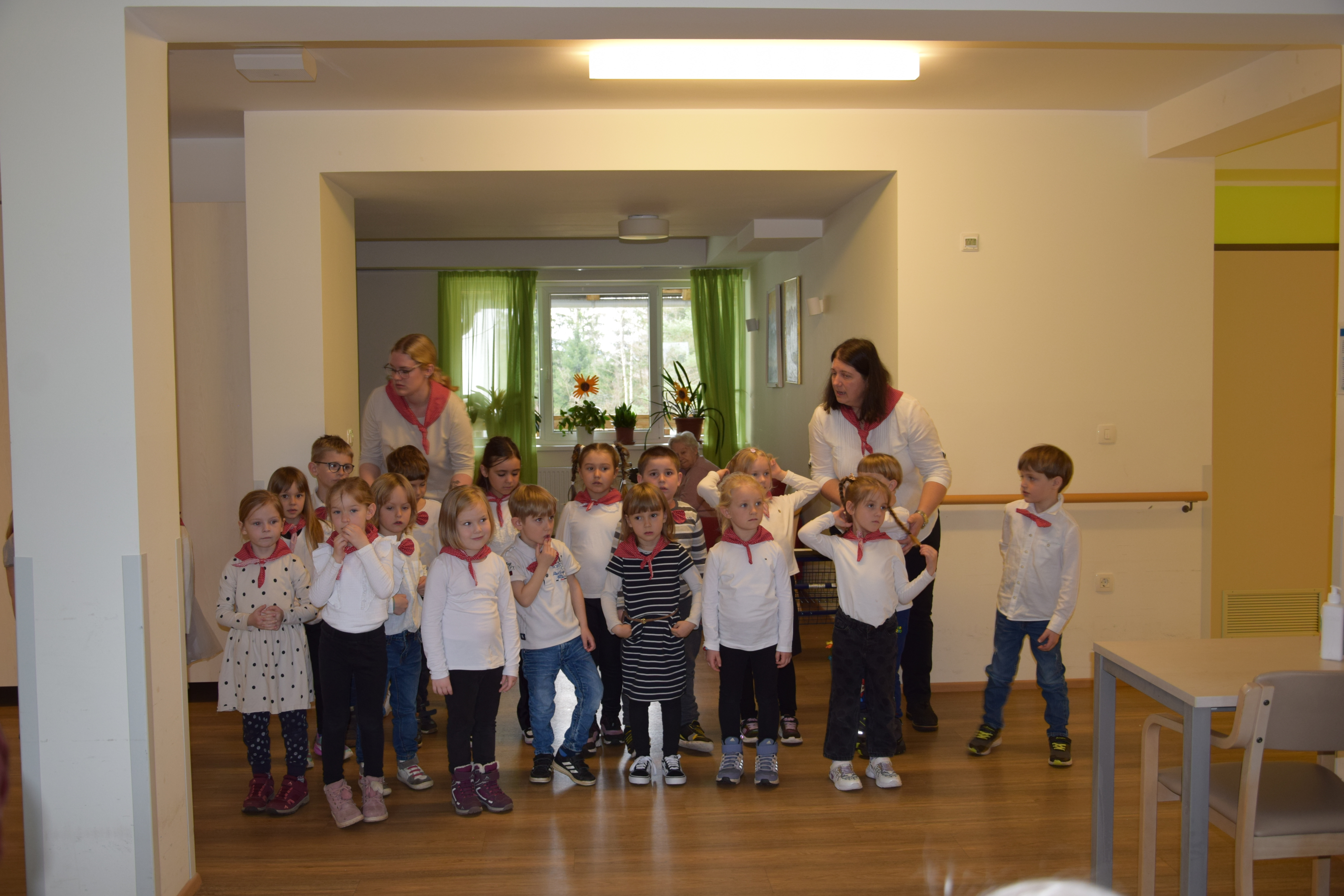 Materinski dan: Obisk otrok iz vrtca Kranjska Gora