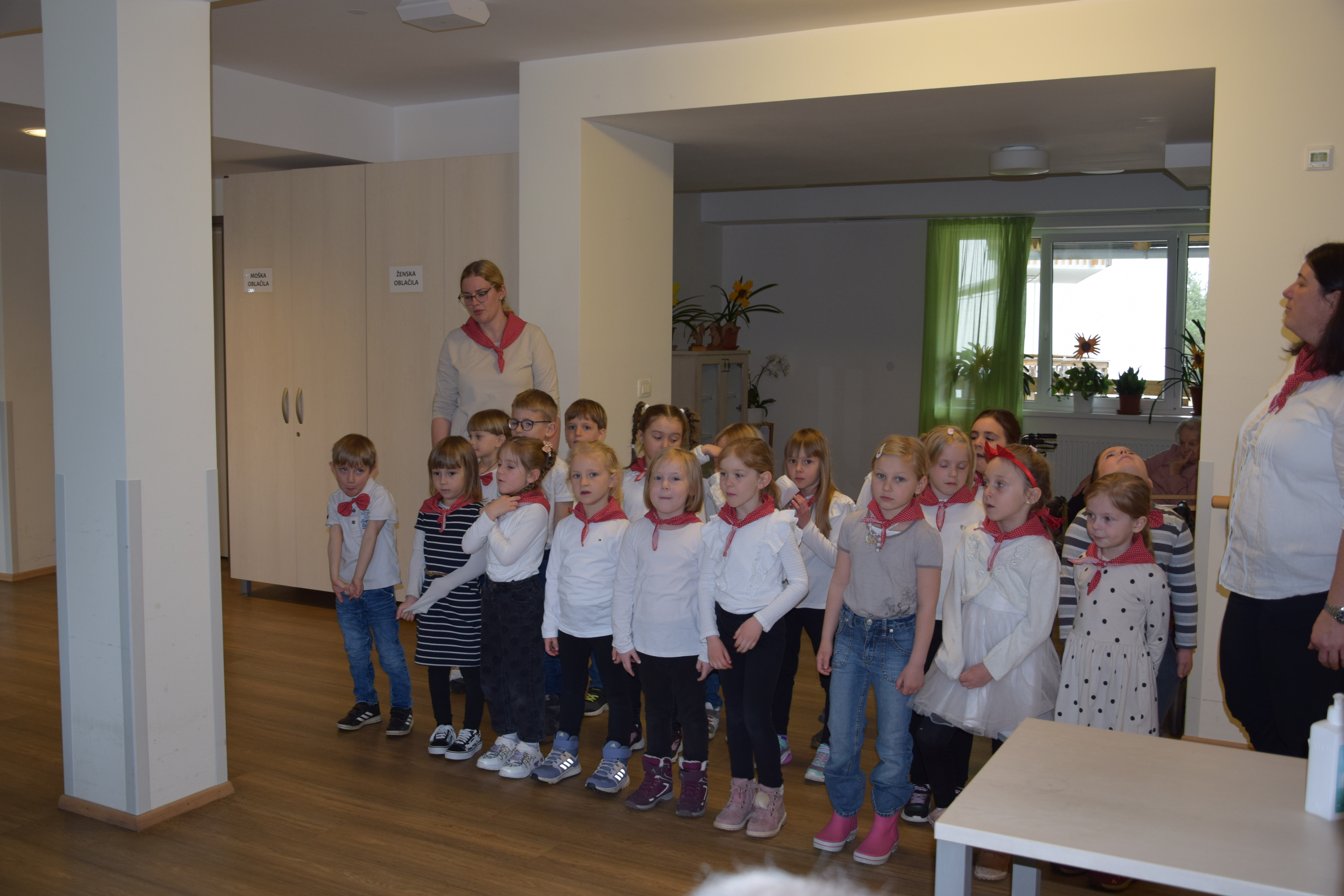 Materinski dan: Obisk otrok iz vrtca Kranjska Gora