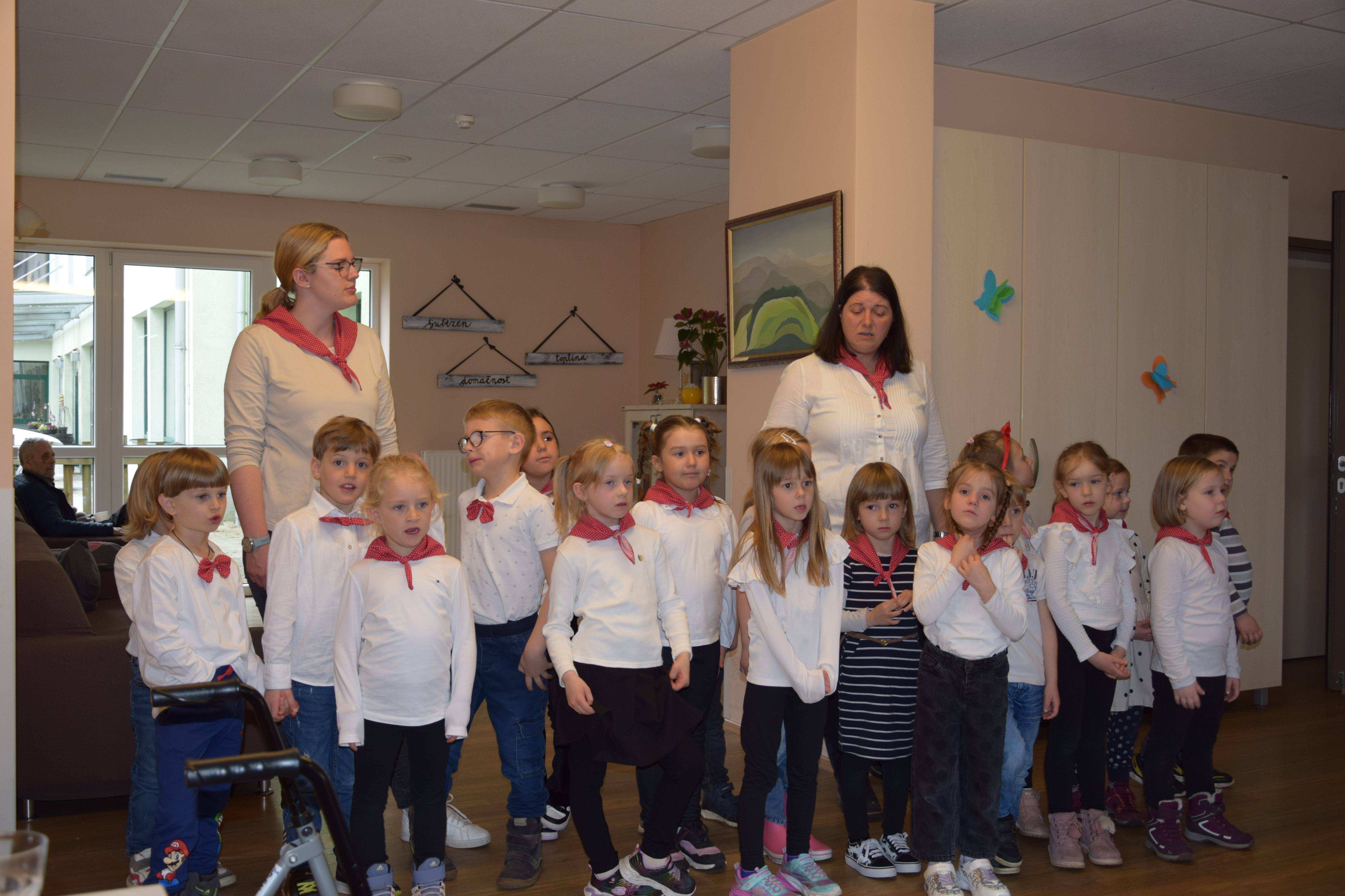 Materinski dan: Obisk otrok iz vrtca Kranjska Gora