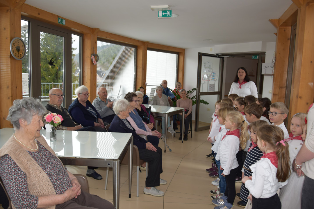 Materinski dan: Obisk otrok iz vrtca Kranjska Gora