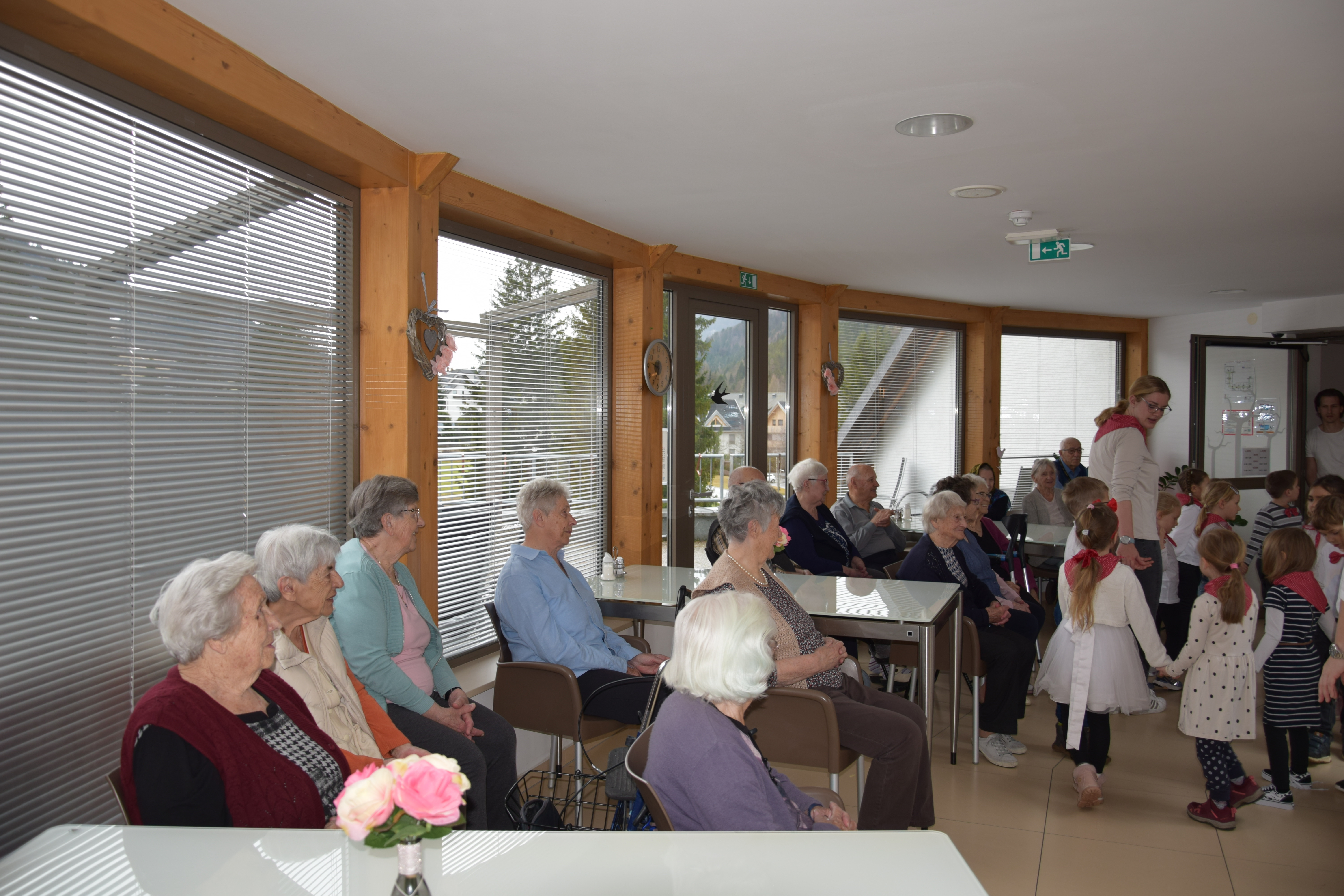 Materinski dan: Obisk otrok iz vrtca Kranjska Gora