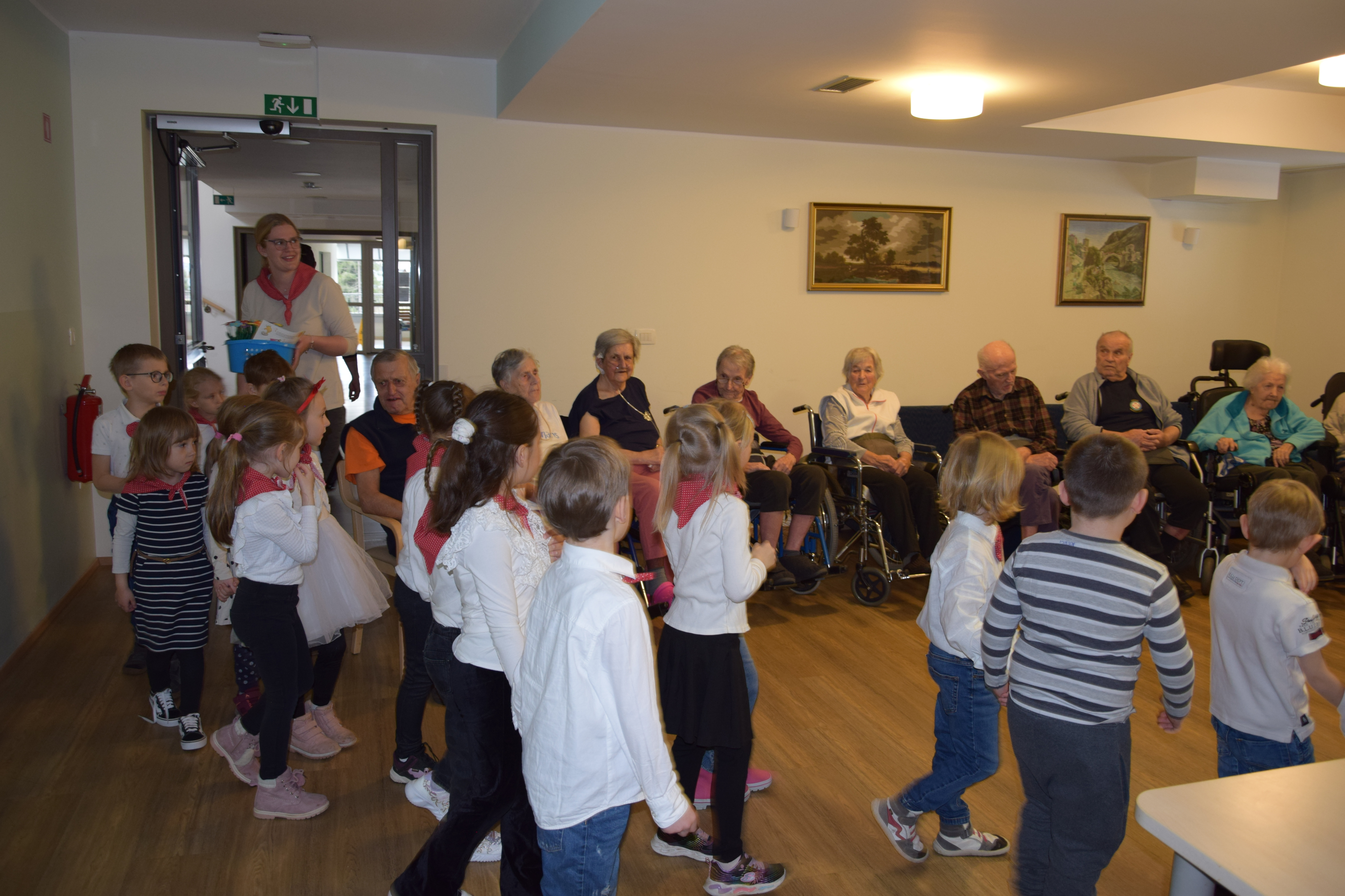 Materinski dan: Obisk otrok iz vrtca Kranjska Gora