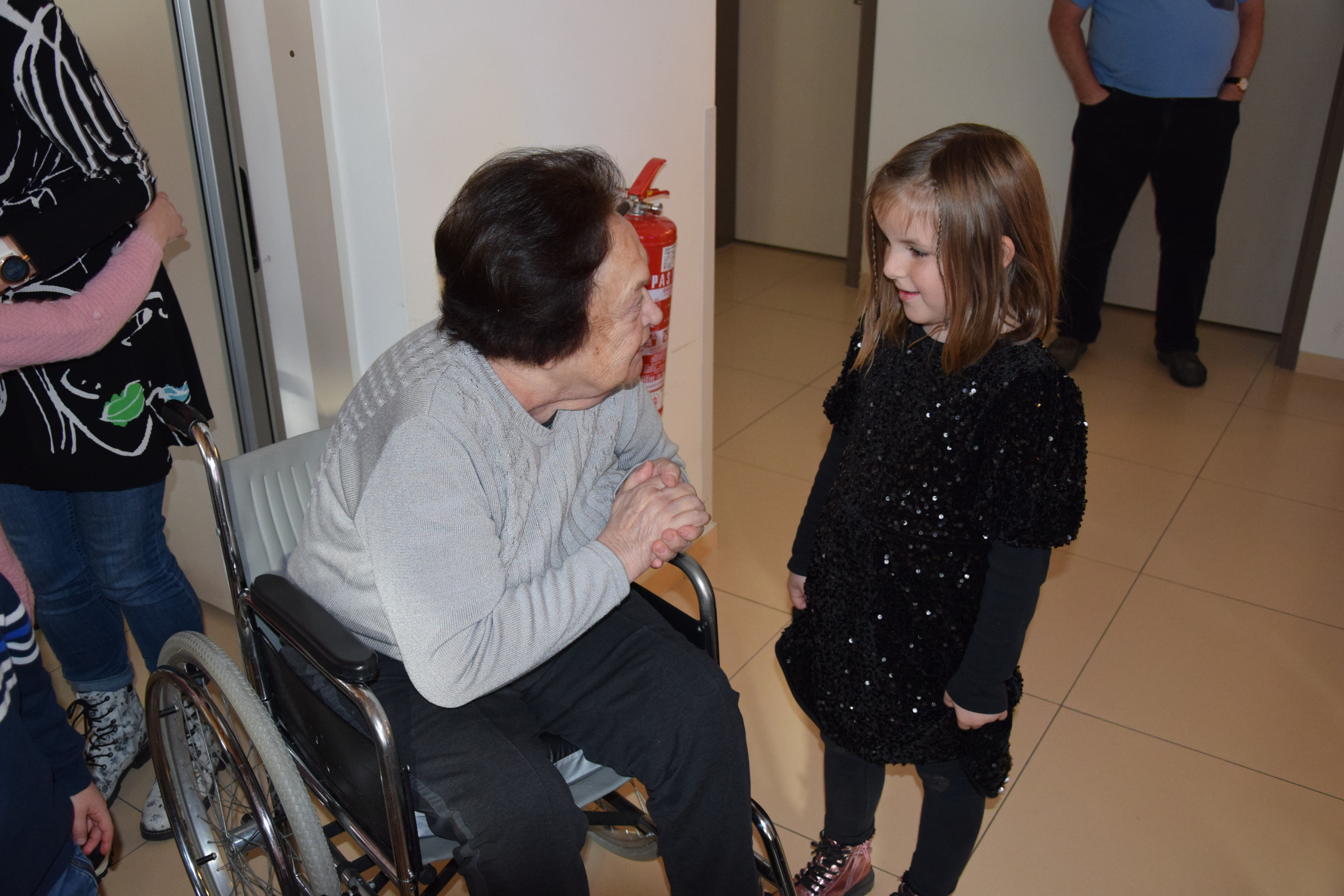 Medgeneracijska zabava v avli: Zaplešimo in zapojmo skupaj s Sento v avli