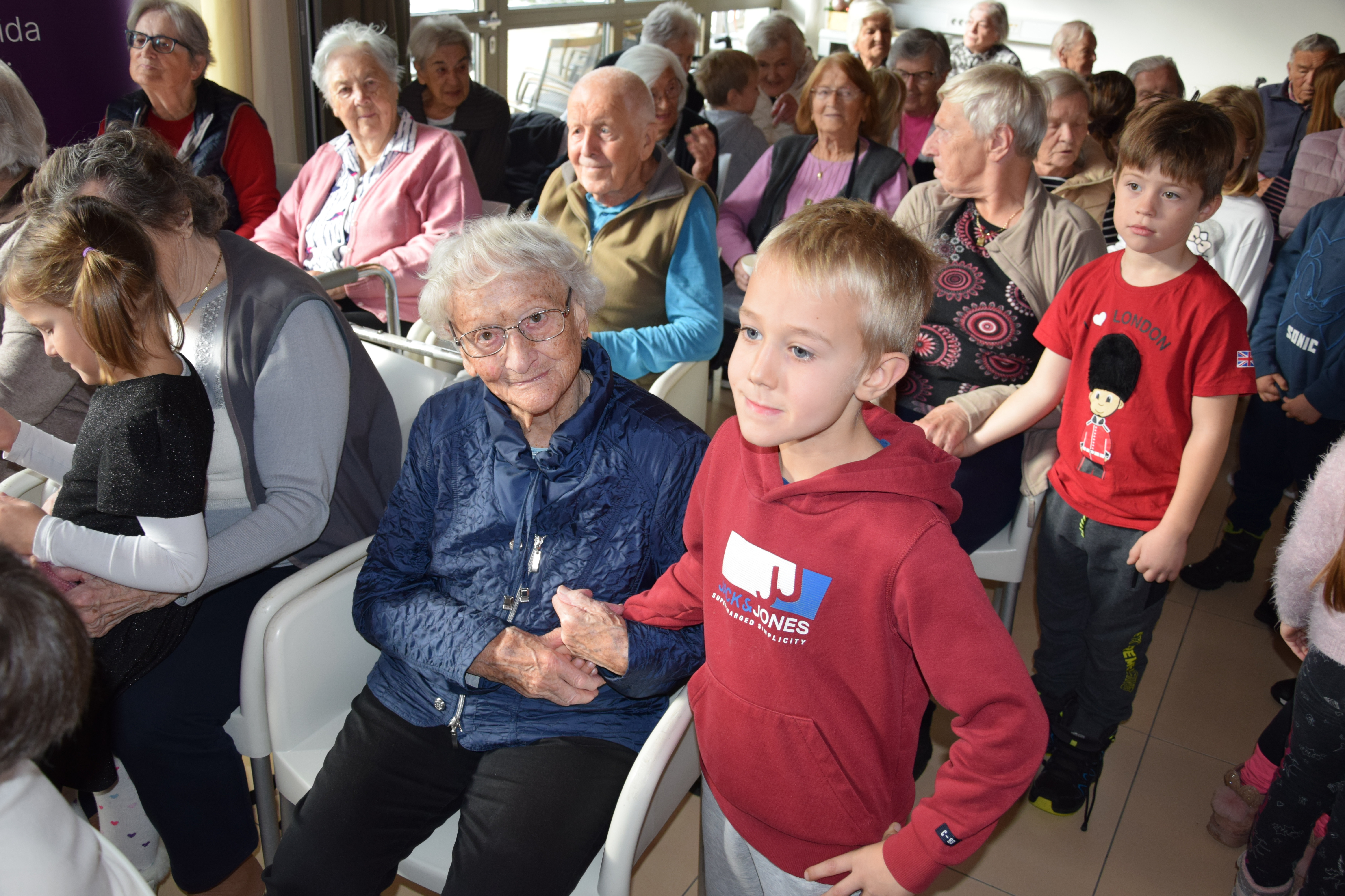 Medgeneracijska zabava v avli: Zaplešimo in zapojmo skupaj s Sento v avli