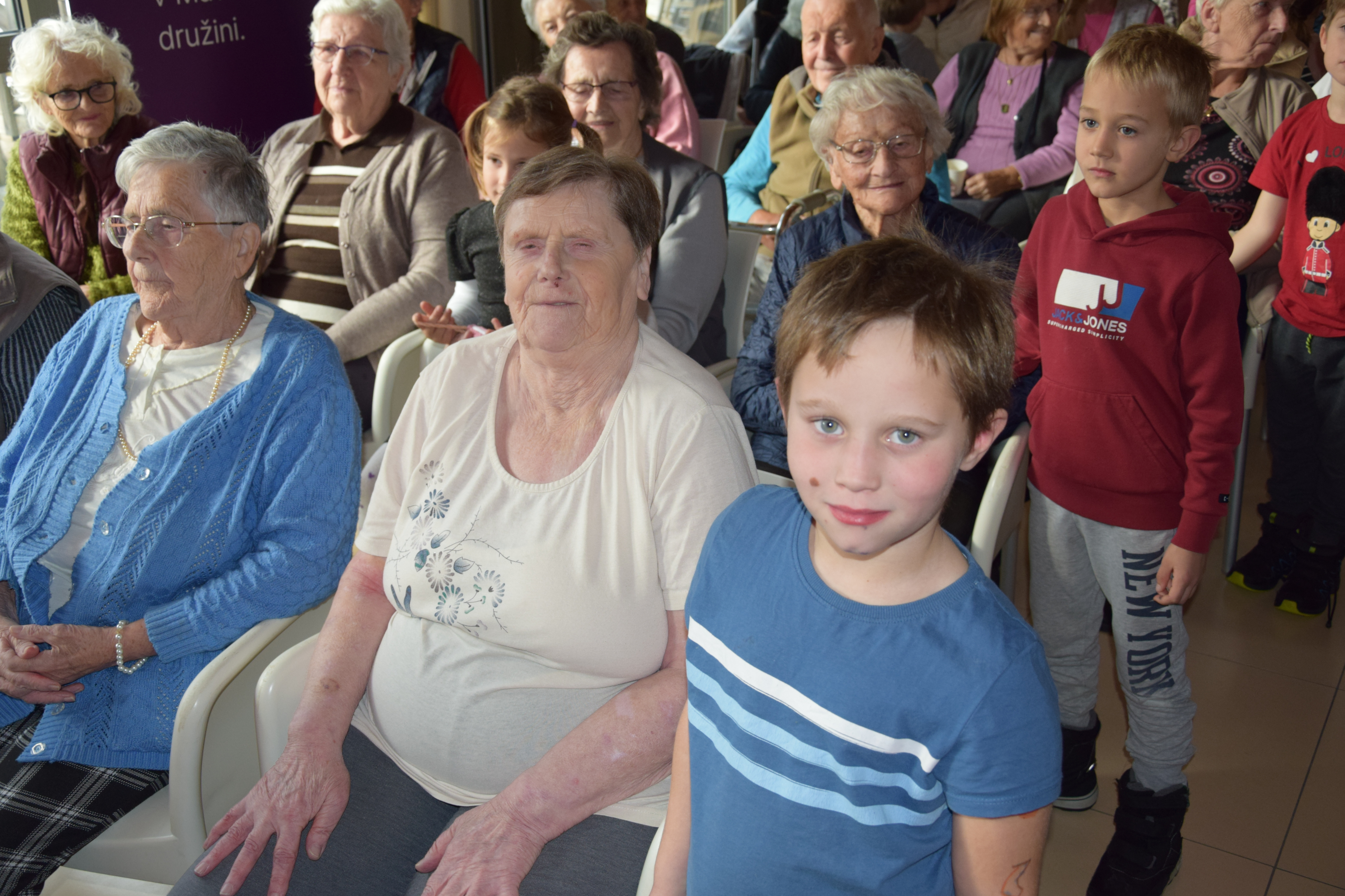 Medgeneracijska zabava v avli: Zaplešimo in zapojmo skupaj s Sento v avli