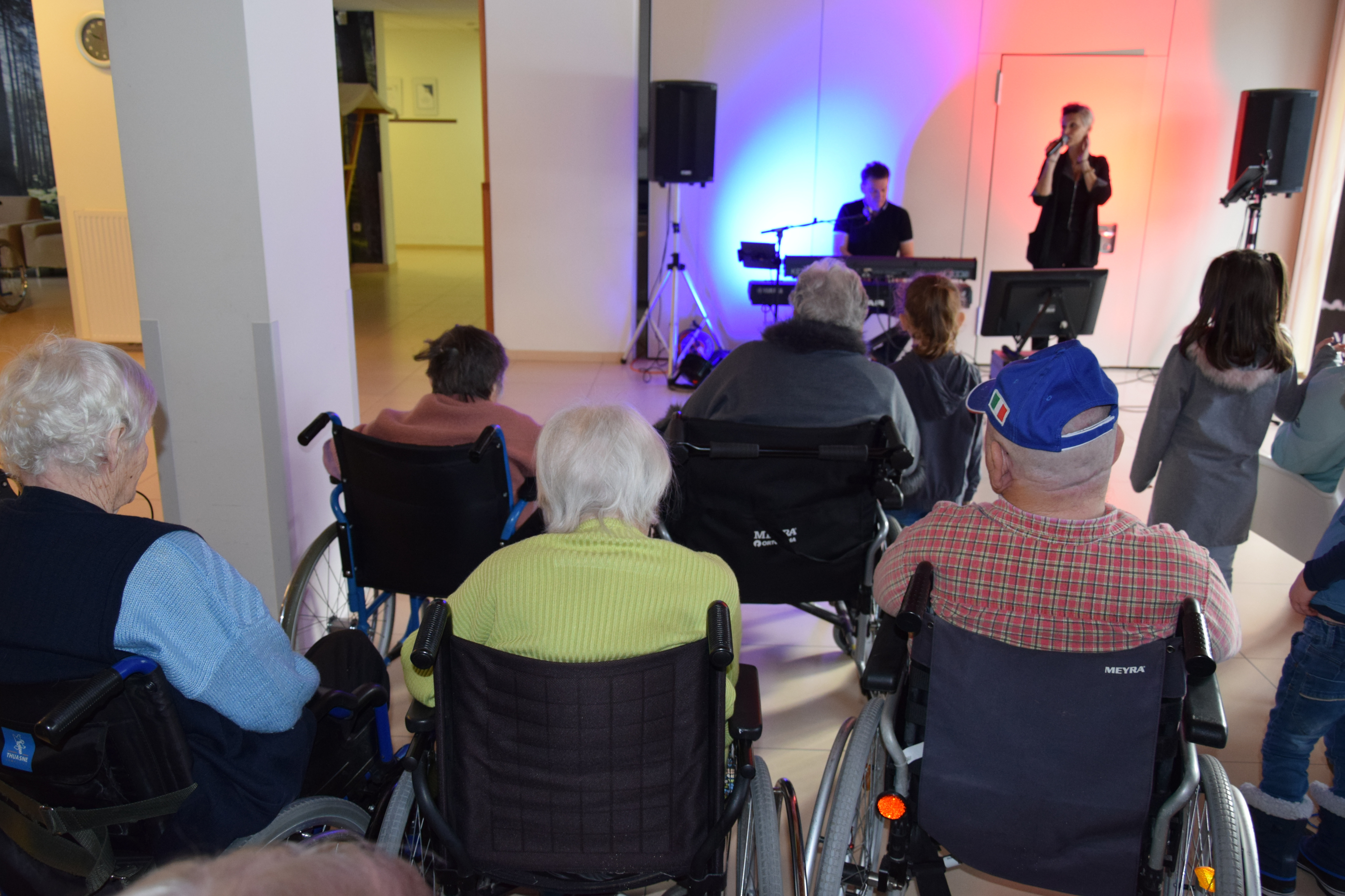 Medgeneracijska zabava v avli: Zaplešimo in zapojmo skupaj s Sento v avli