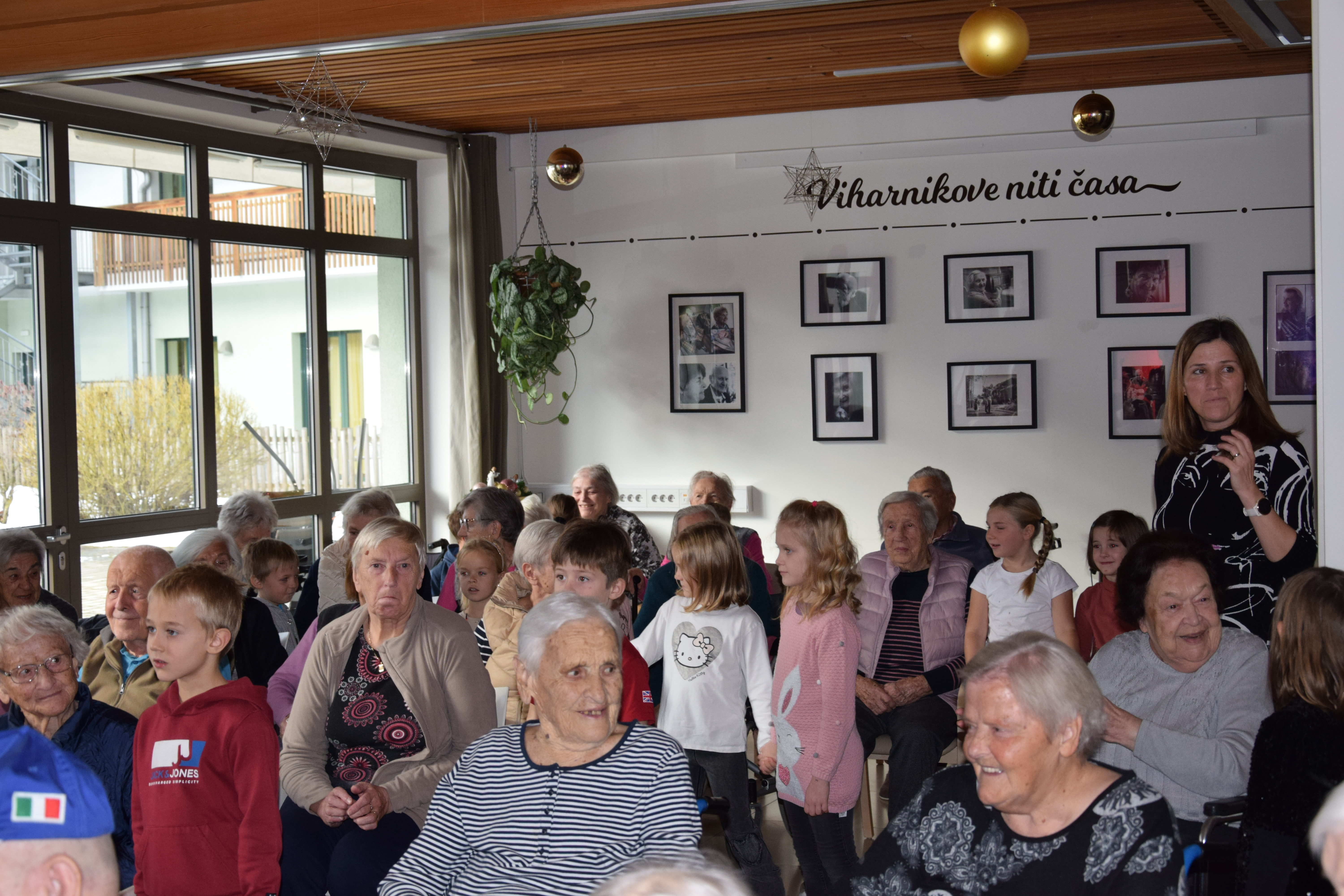 Medgeneracijska zabava v avli: Zaplešimo in zapojmo skupaj s Sento v avli