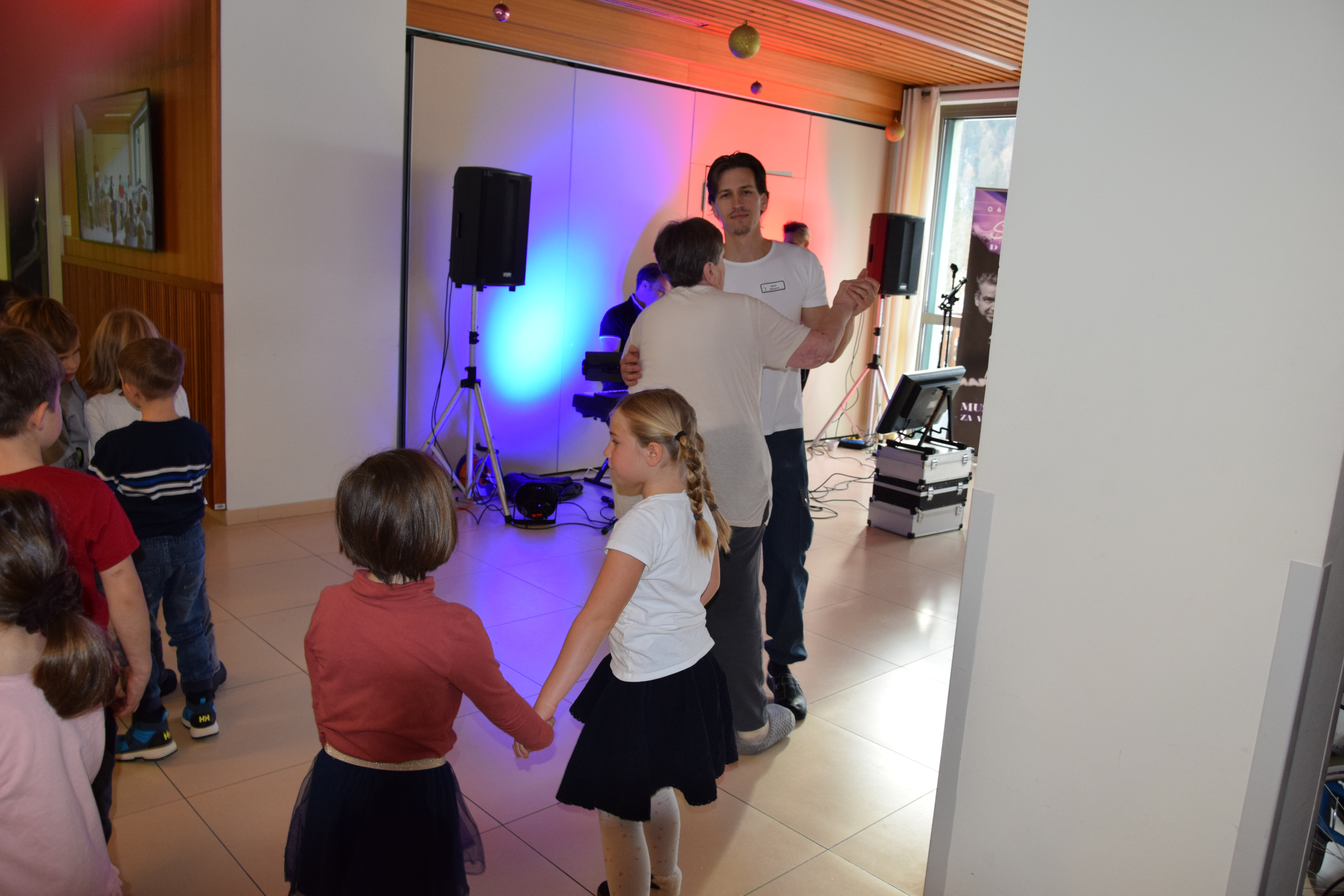 Medgeneracijska zabava v avli: Zaplešimo in zapojmo skupaj s Sento v avli