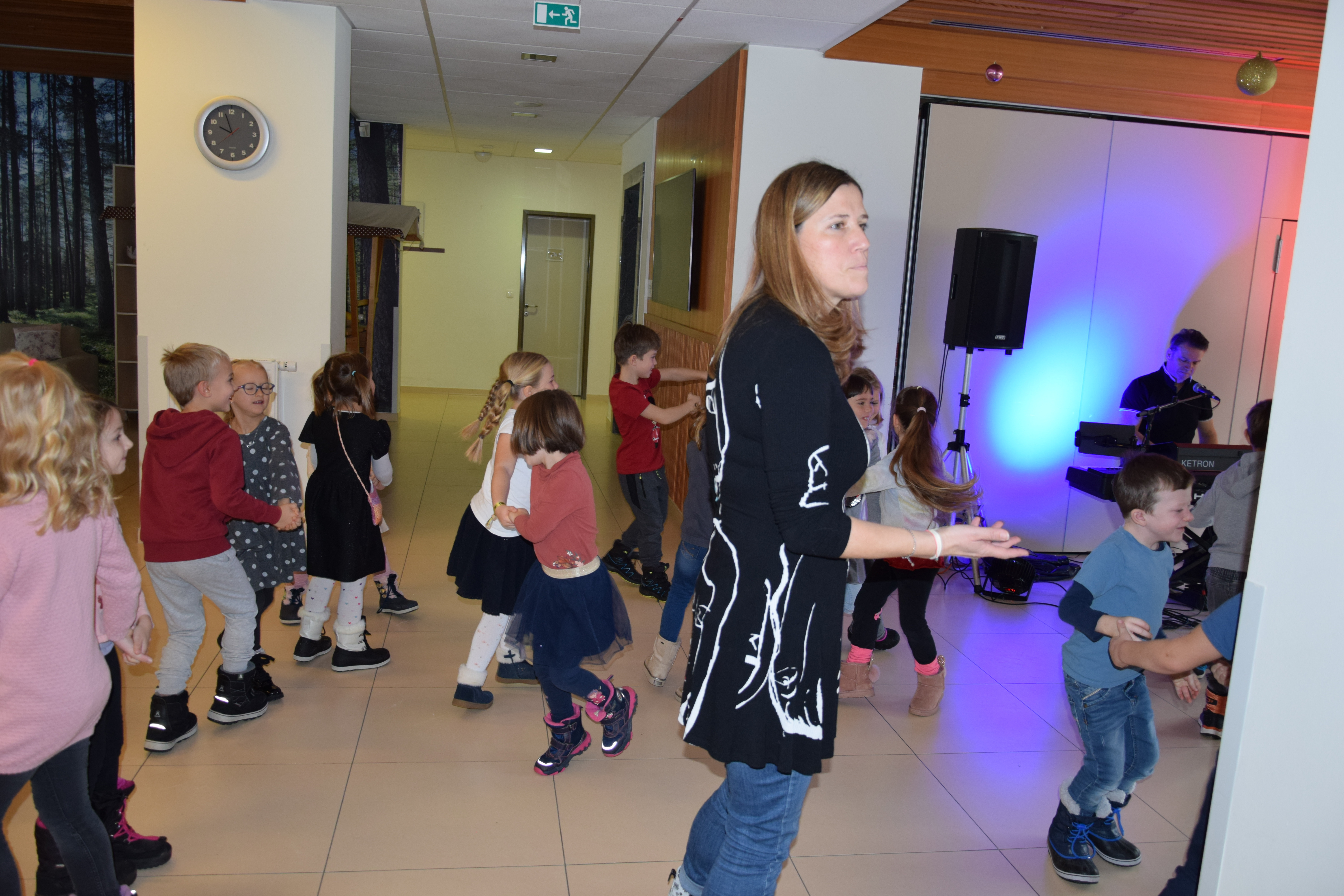 Medgeneracijska zabava v avli: Zaplešimo in zapojmo skupaj s Sento v avli