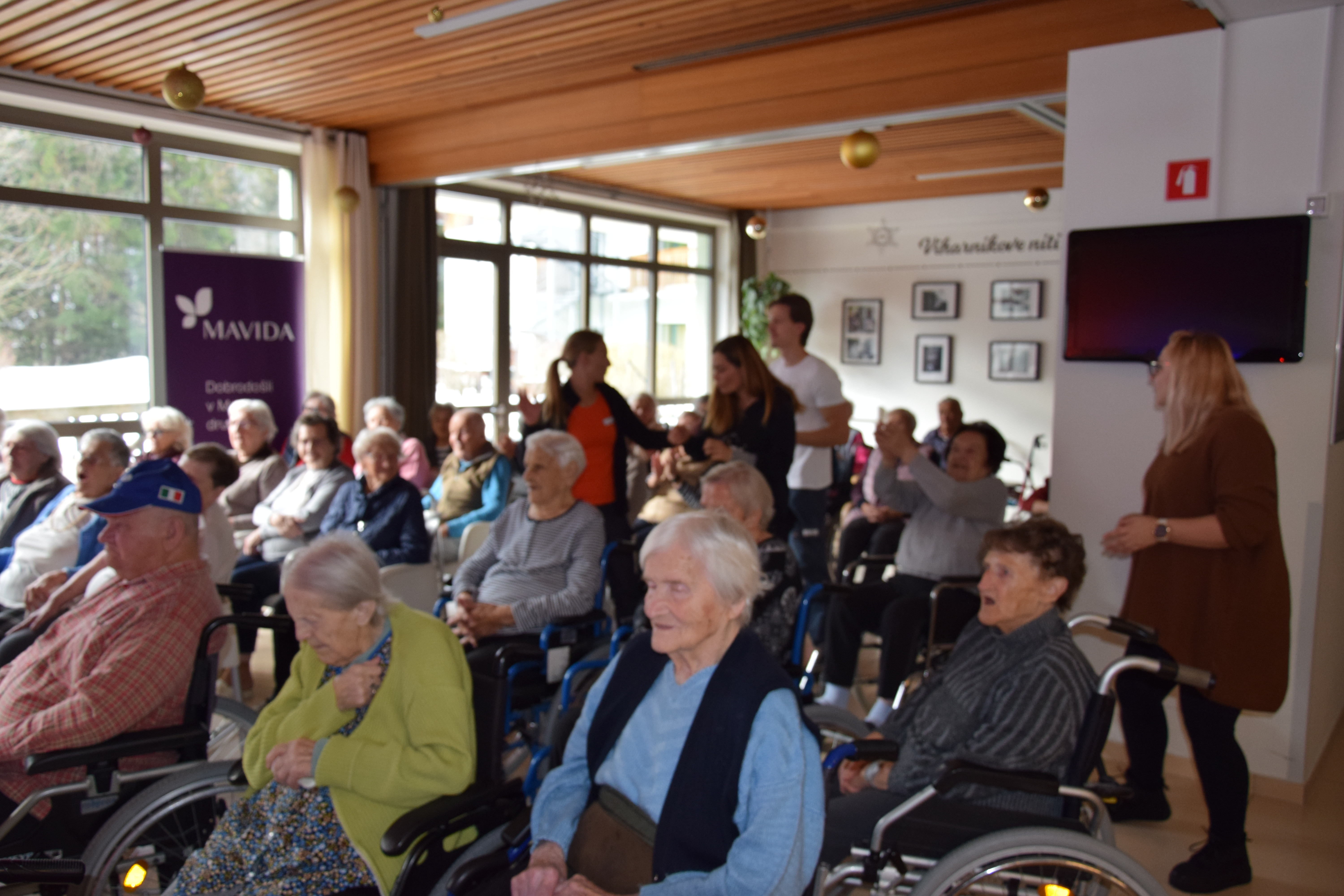 Medgeneracijska zabava v avli: Zaplešimo in zapojmo skupaj s Sento v avli