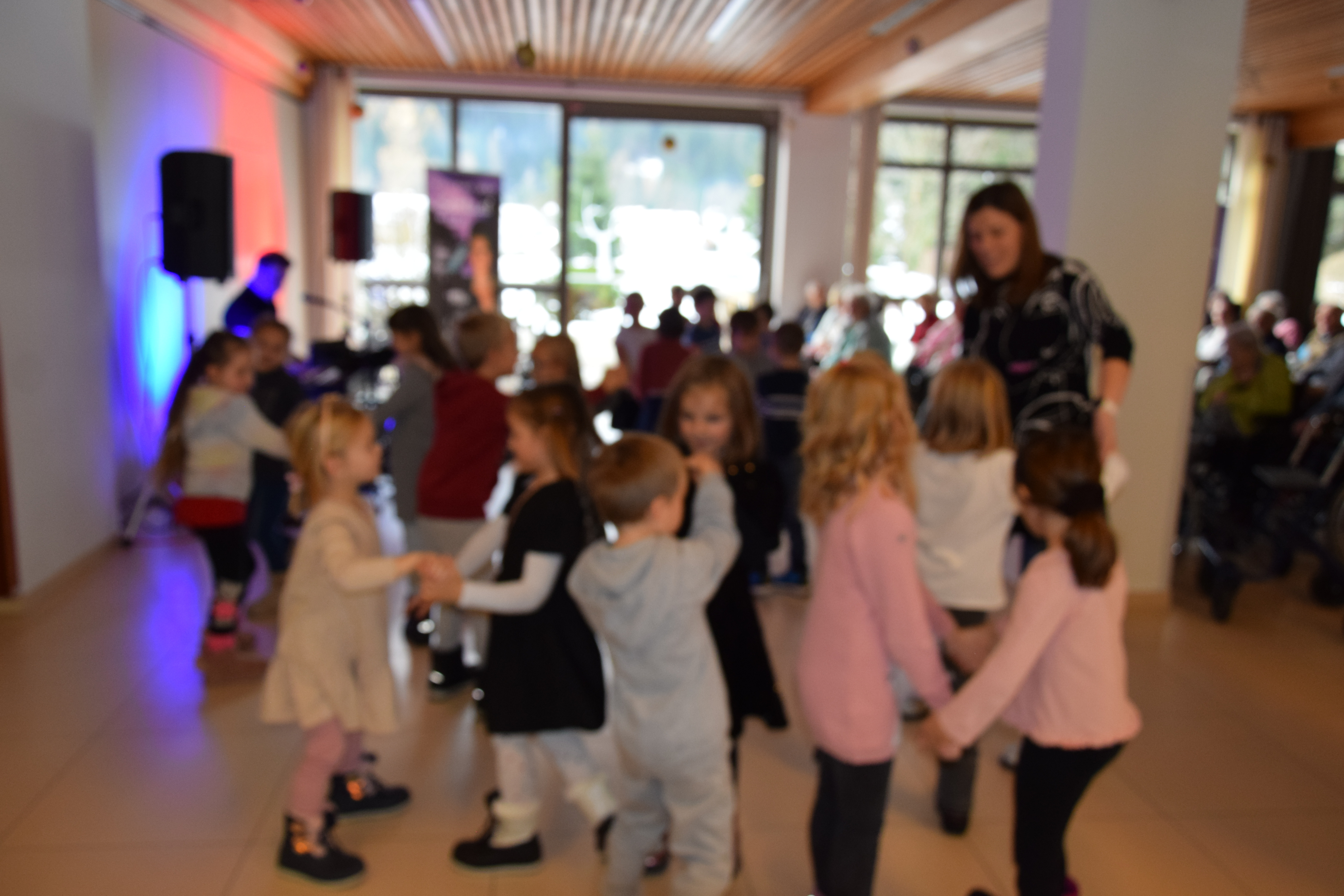 Medgeneracijska zabava v avli: Zaplešimo in zapojmo skupaj s Sento v avli