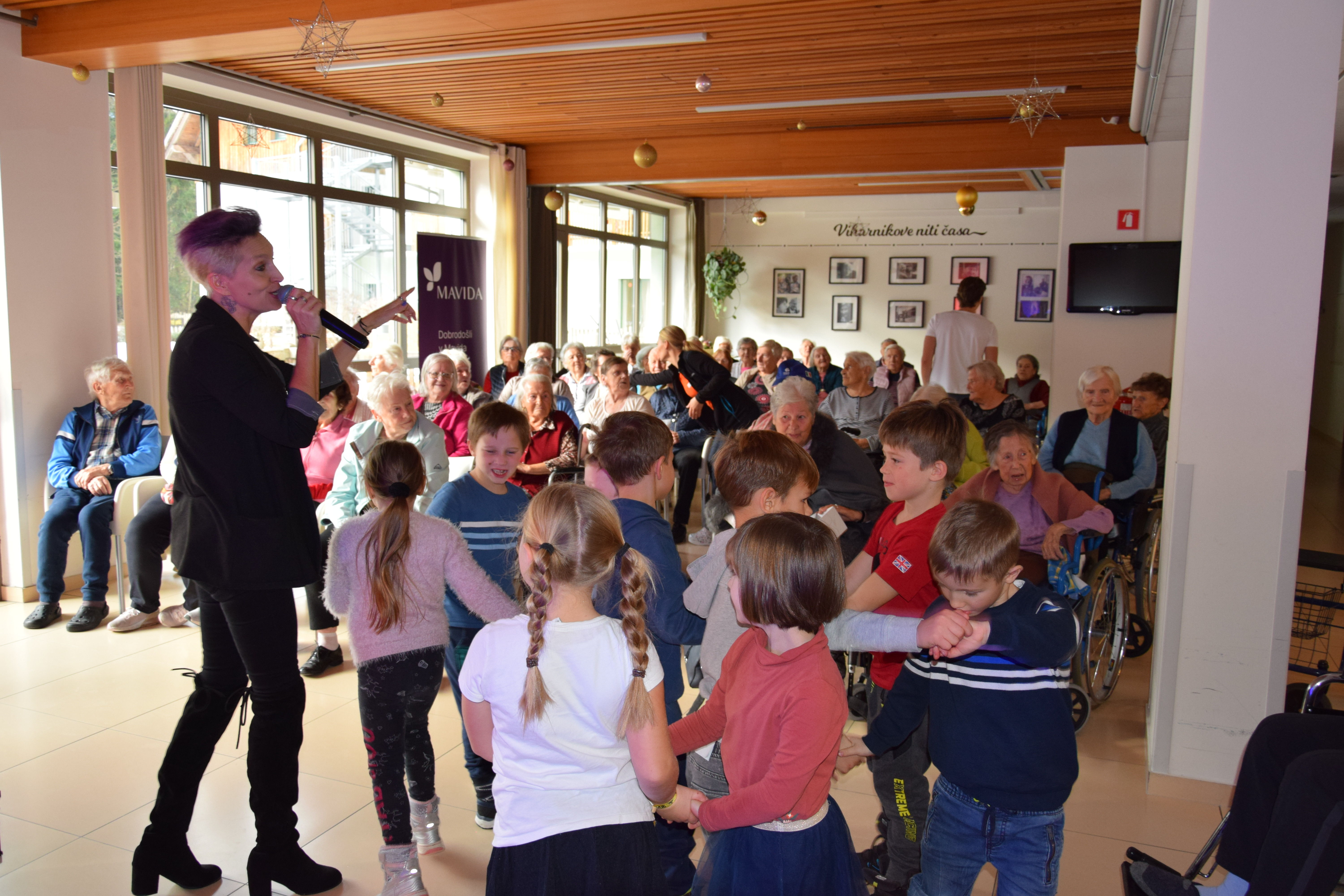 Medgeneracijska zabava v avli: Zaplešimo in zapojmo skupaj s Sento v avli