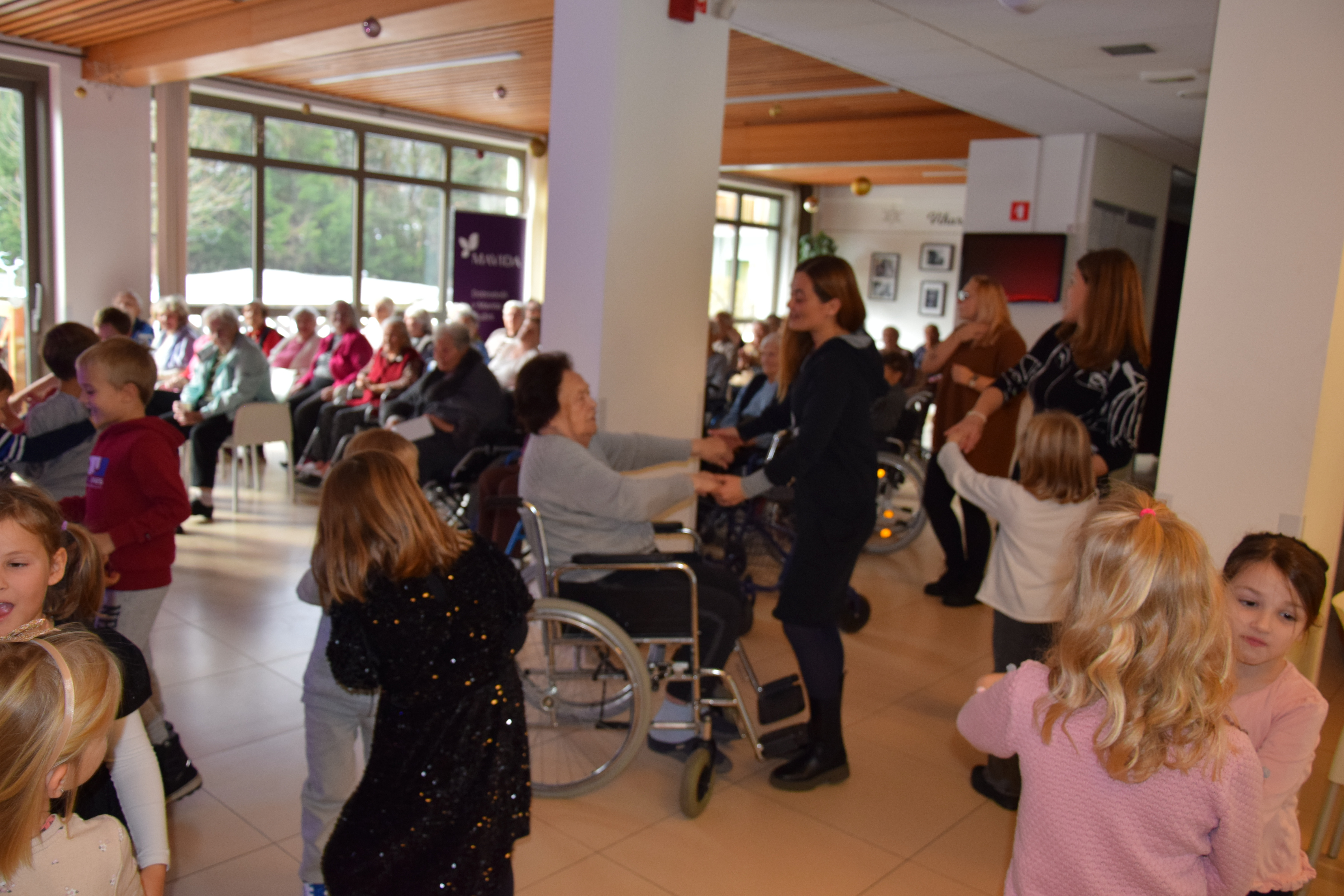 Medgeneracijska zabava v avli: Zaplešimo in zapojmo skupaj s Sento v avli