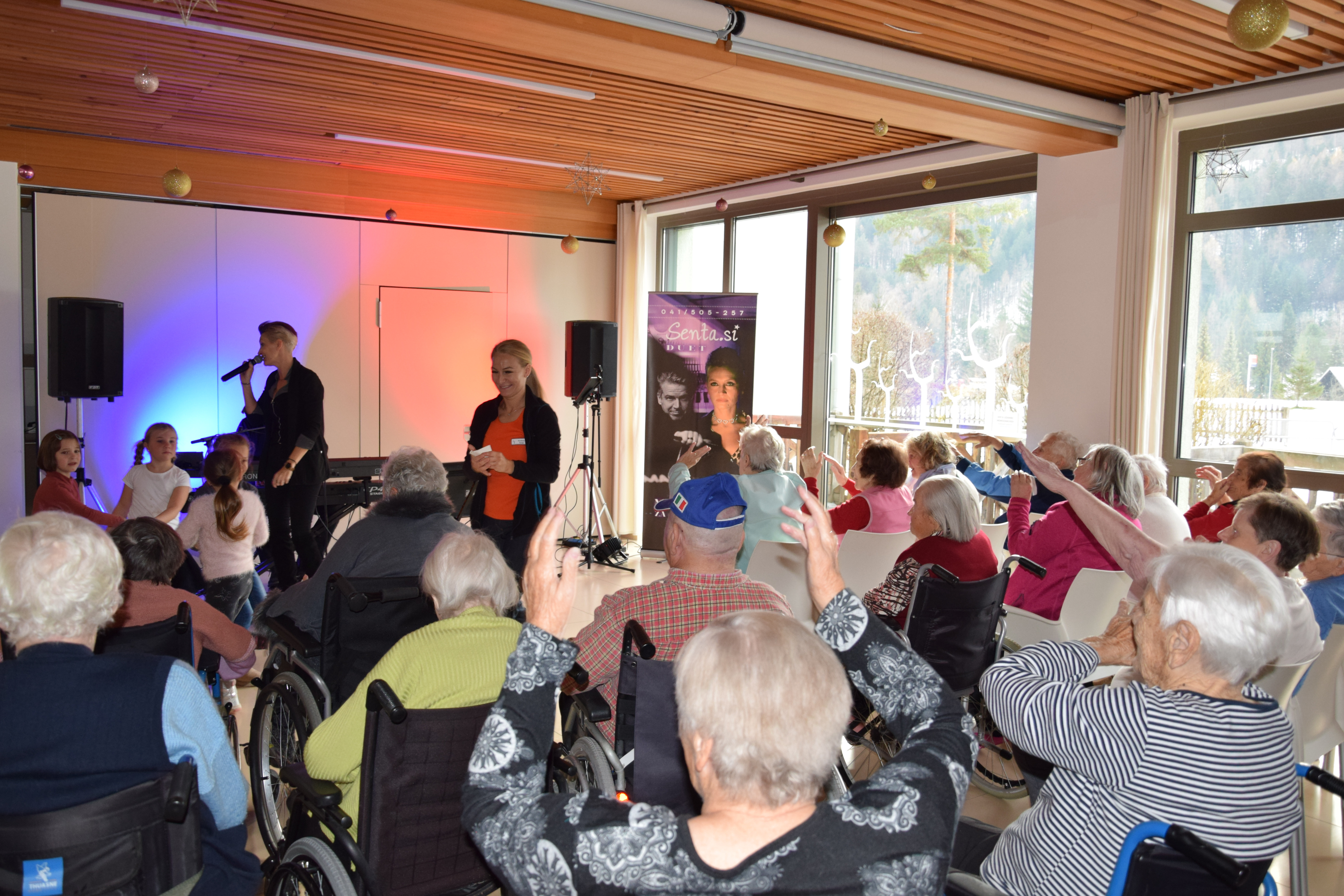 Medgeneracijska zabava v avli: Zaplešimo in zapojmo skupaj s Sento v avli