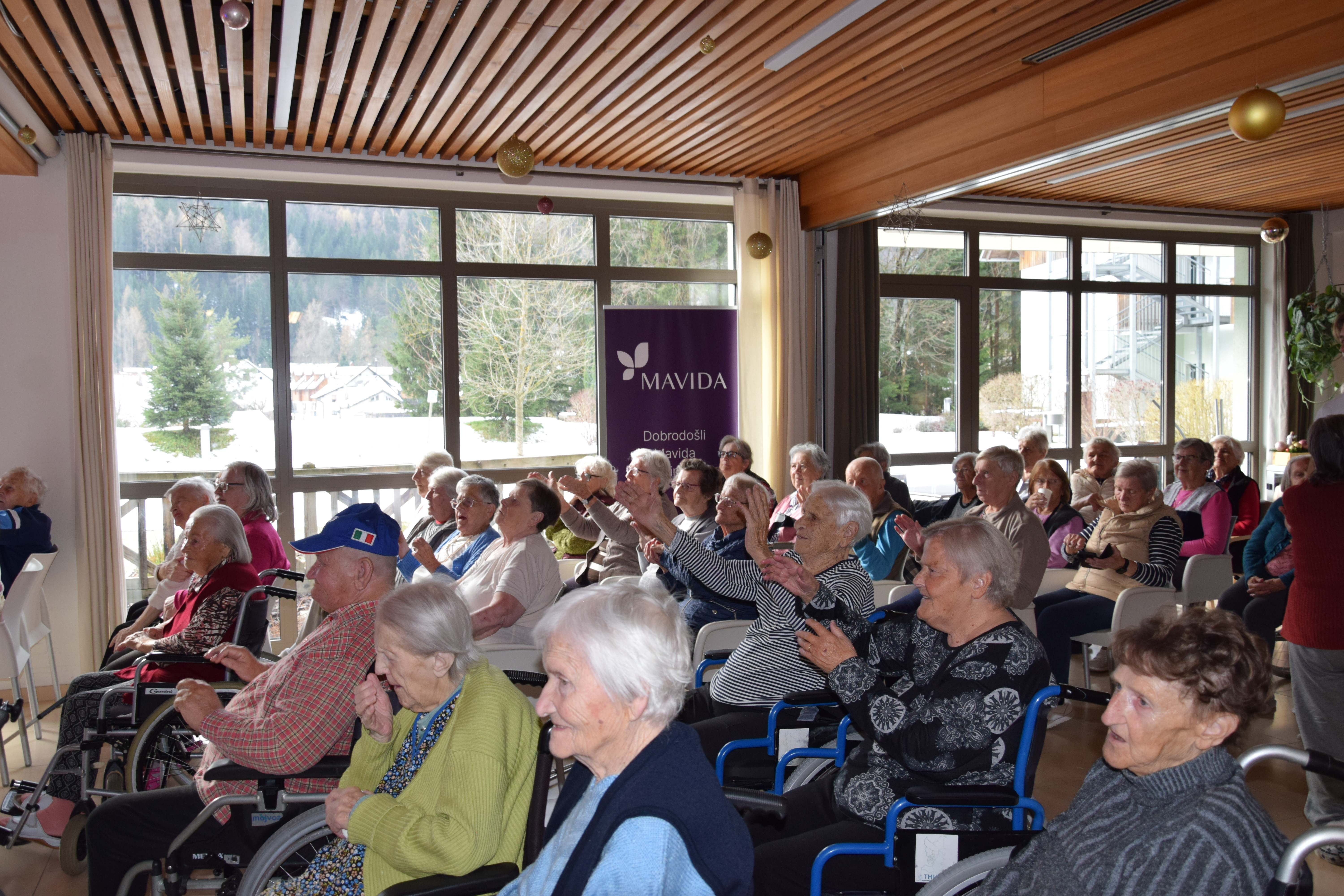 Medgeneracijska zabava v avli: Zaplešimo in zapojmo skupaj s Sento v avli