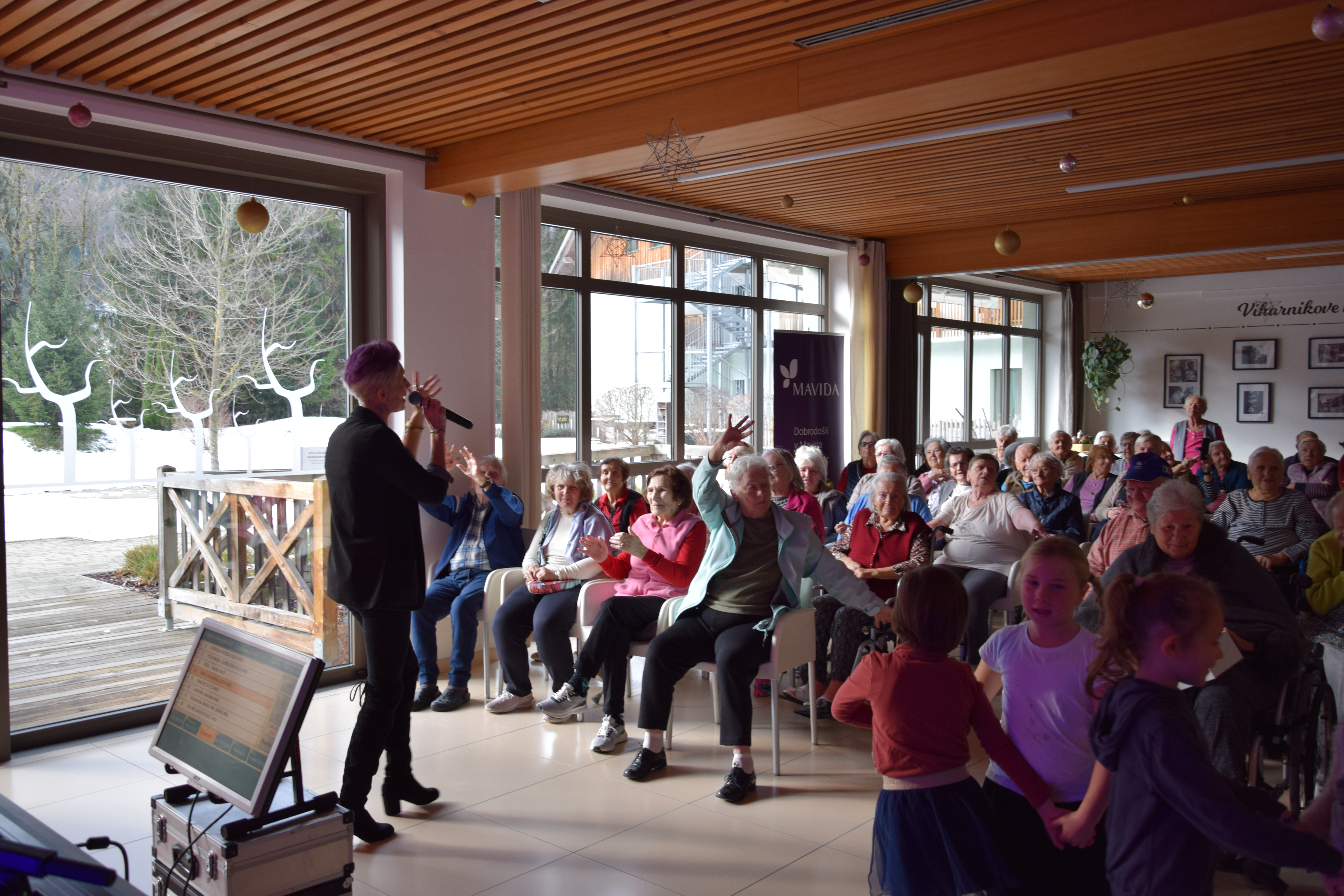 Medgeneracijska zabava v avli: Zaplešimo in zapojmo skupaj s Sento v avli