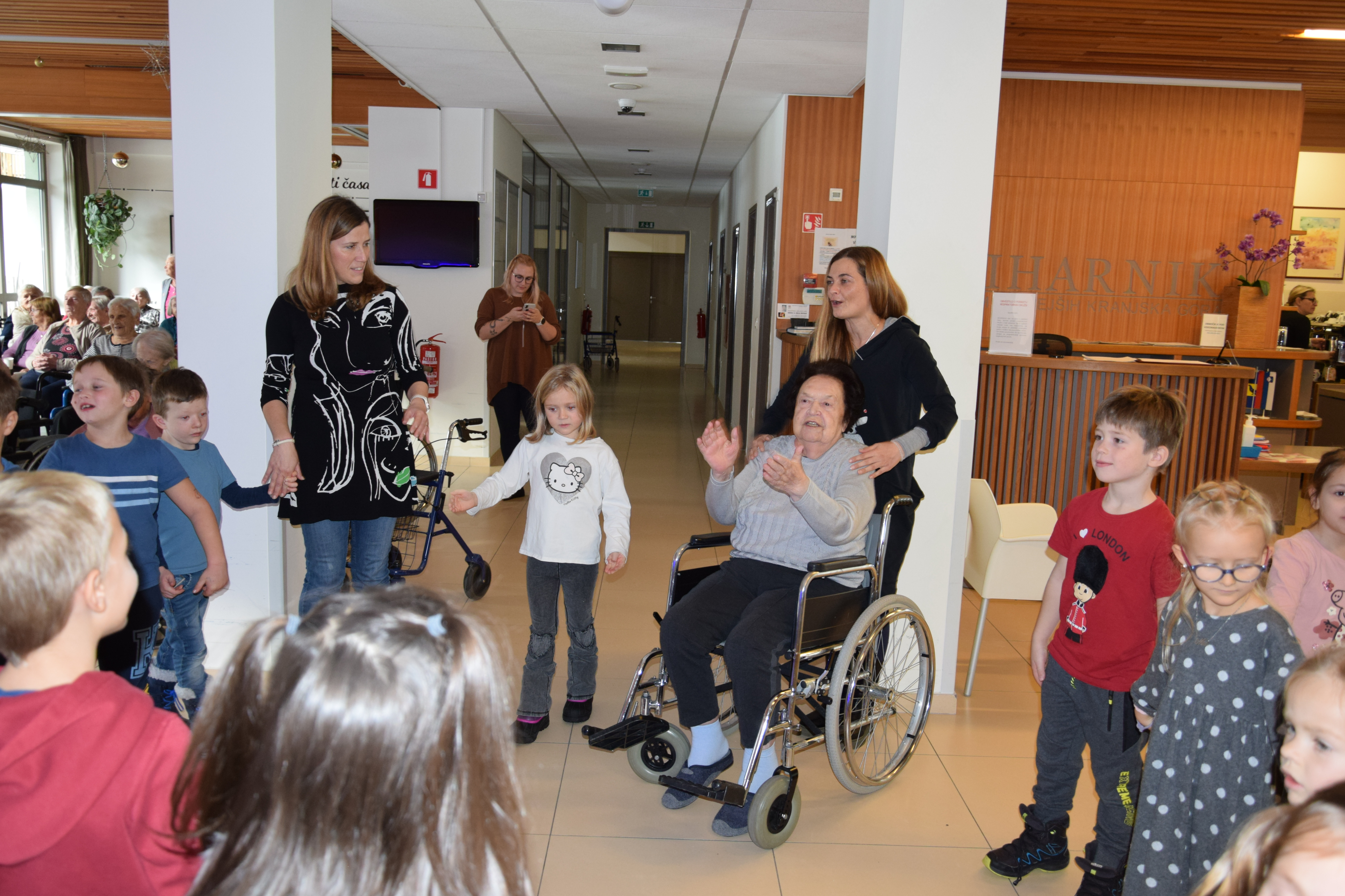 Medgeneracijska zabava v avli: Zaplešimo in zapojmo skupaj s Sento v avli