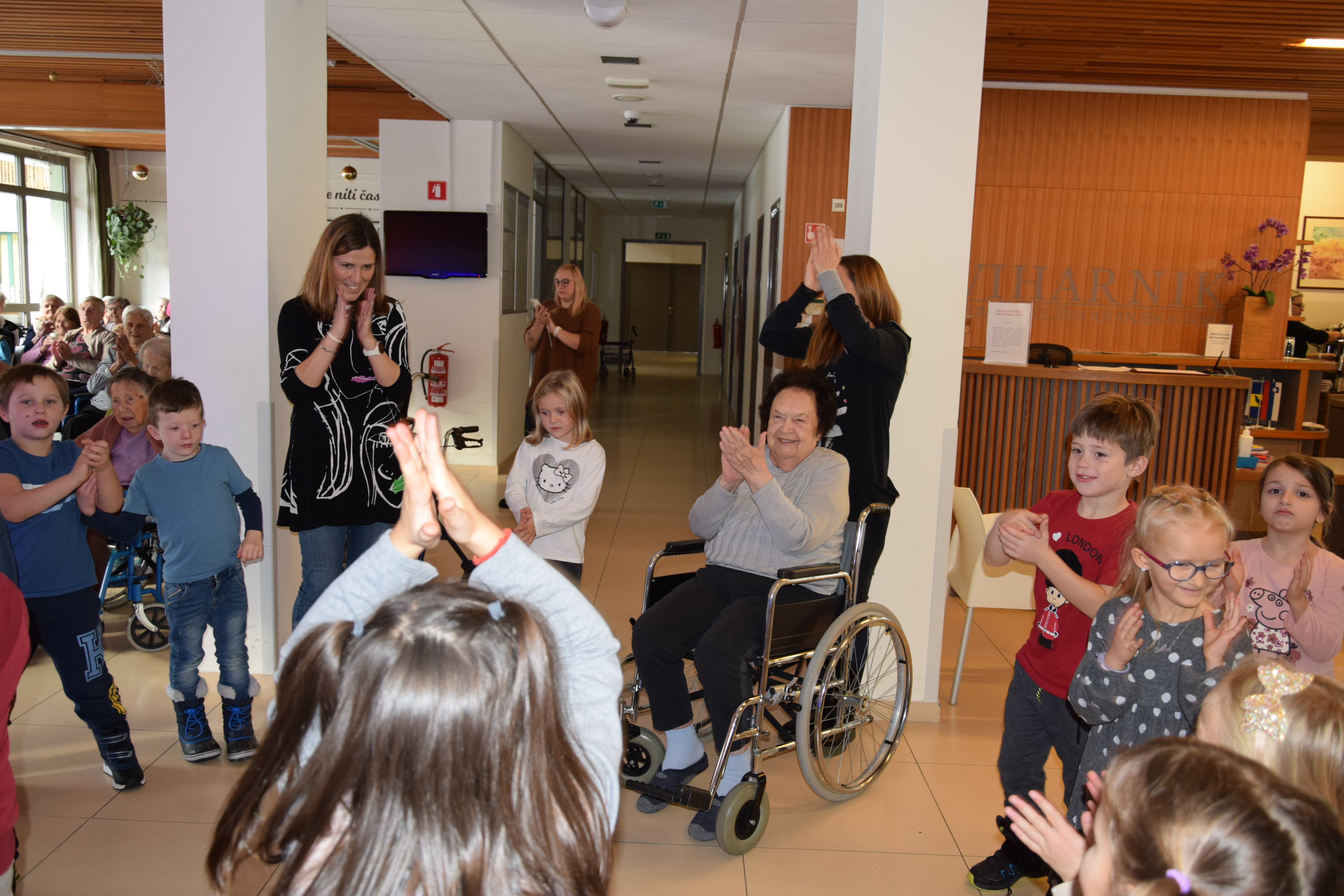 Medgeneracijska zabava v avli: Zaplešimo in zapojmo skupaj s Sento v avli