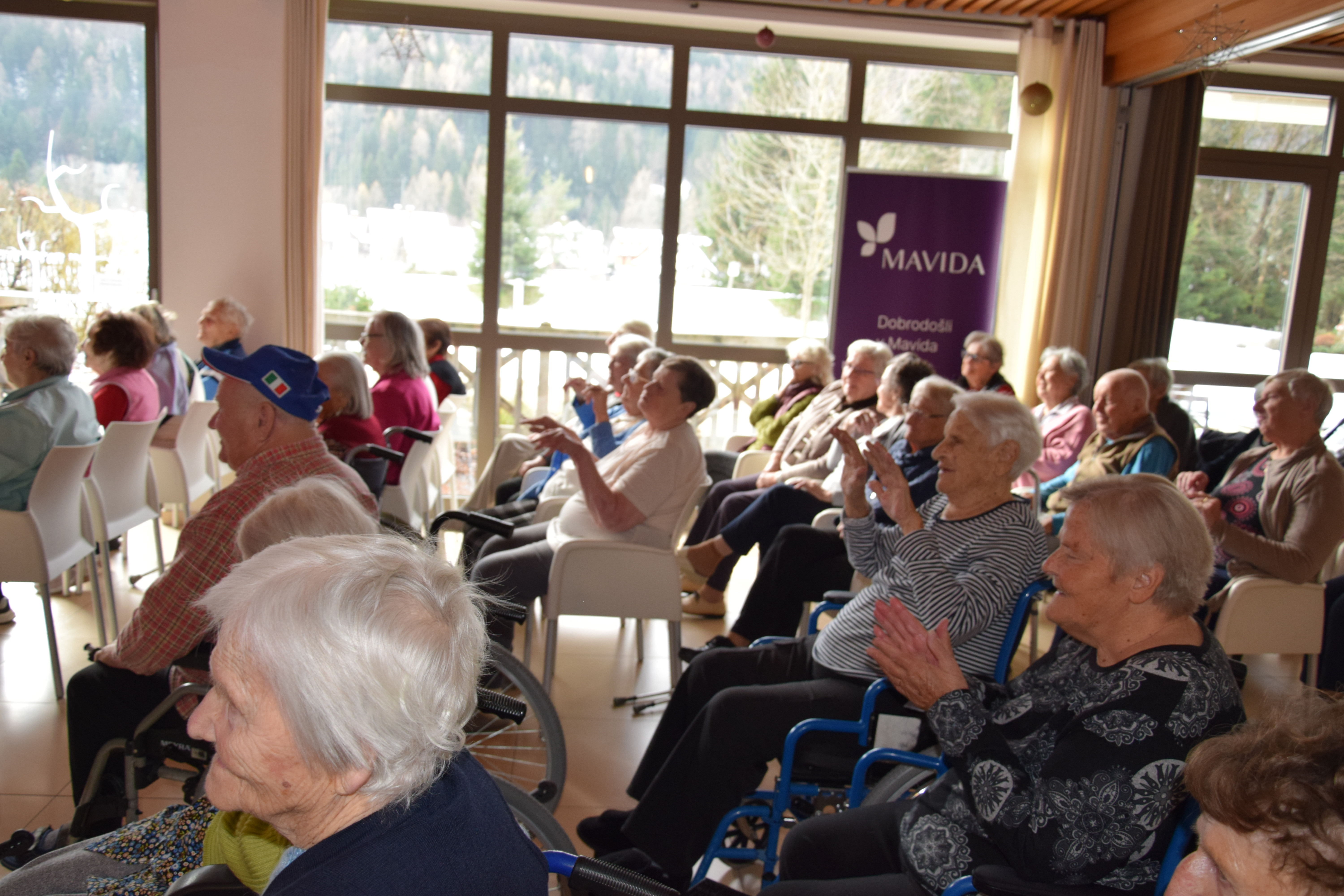 Medgeneracijska zabava v avli: Zaplešimo in zapojmo skupaj s Sento v avli