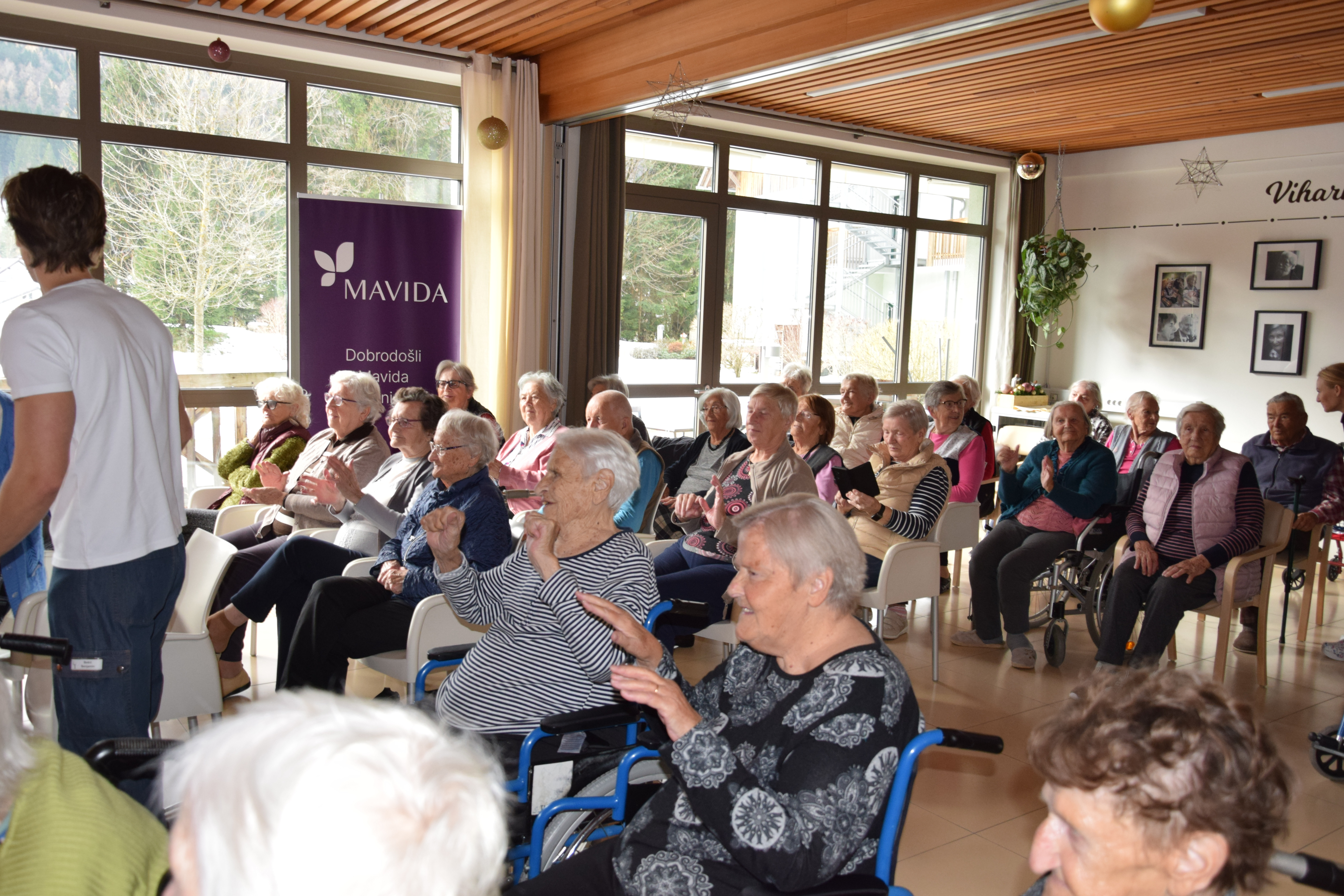 Medgeneracijska zabava v avli: Zaplešimo in zapojmo skupaj s Sento v avli