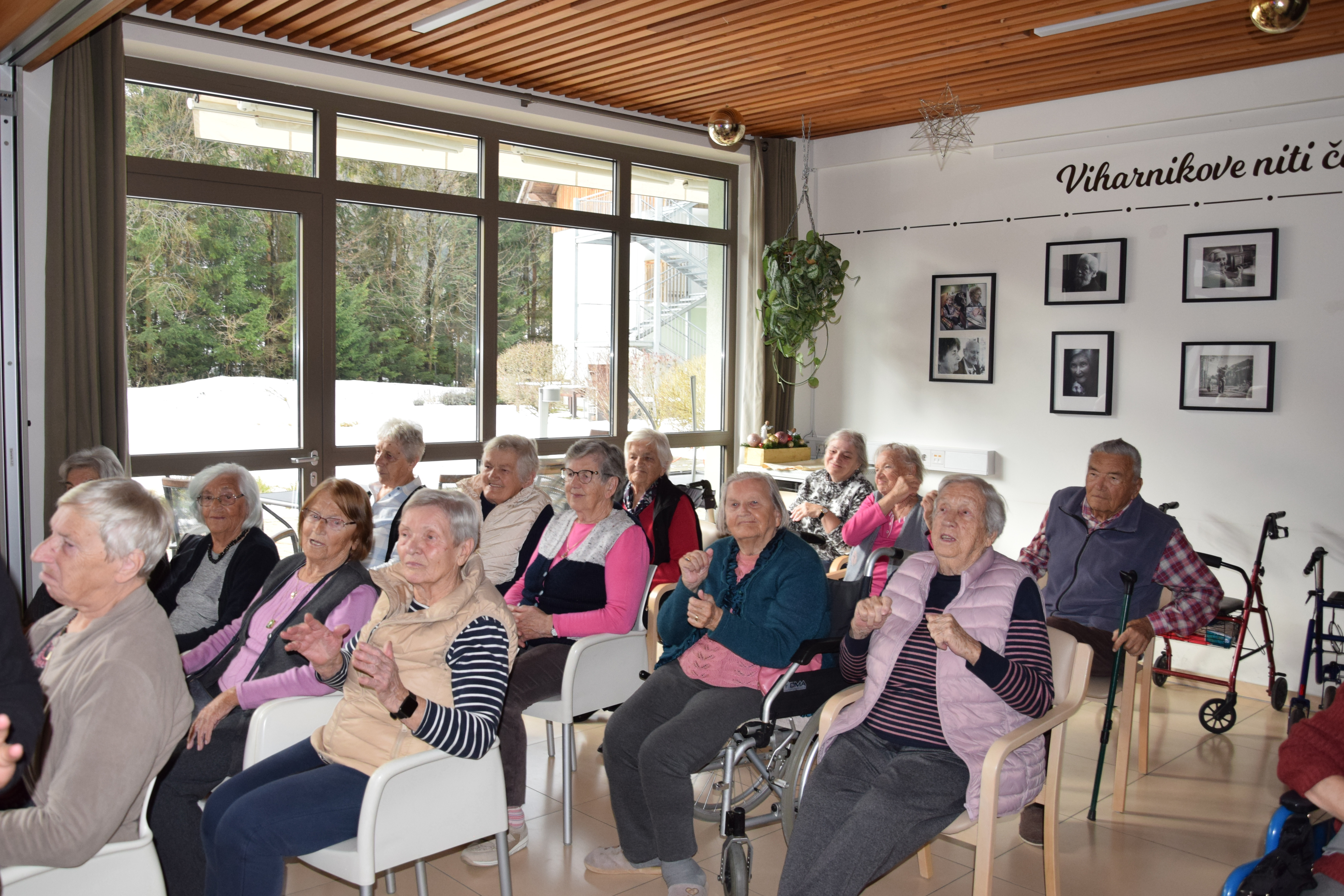 Medgeneracijska zabava v avli: Zaplešimo in zapojmo skupaj s Sento v avli