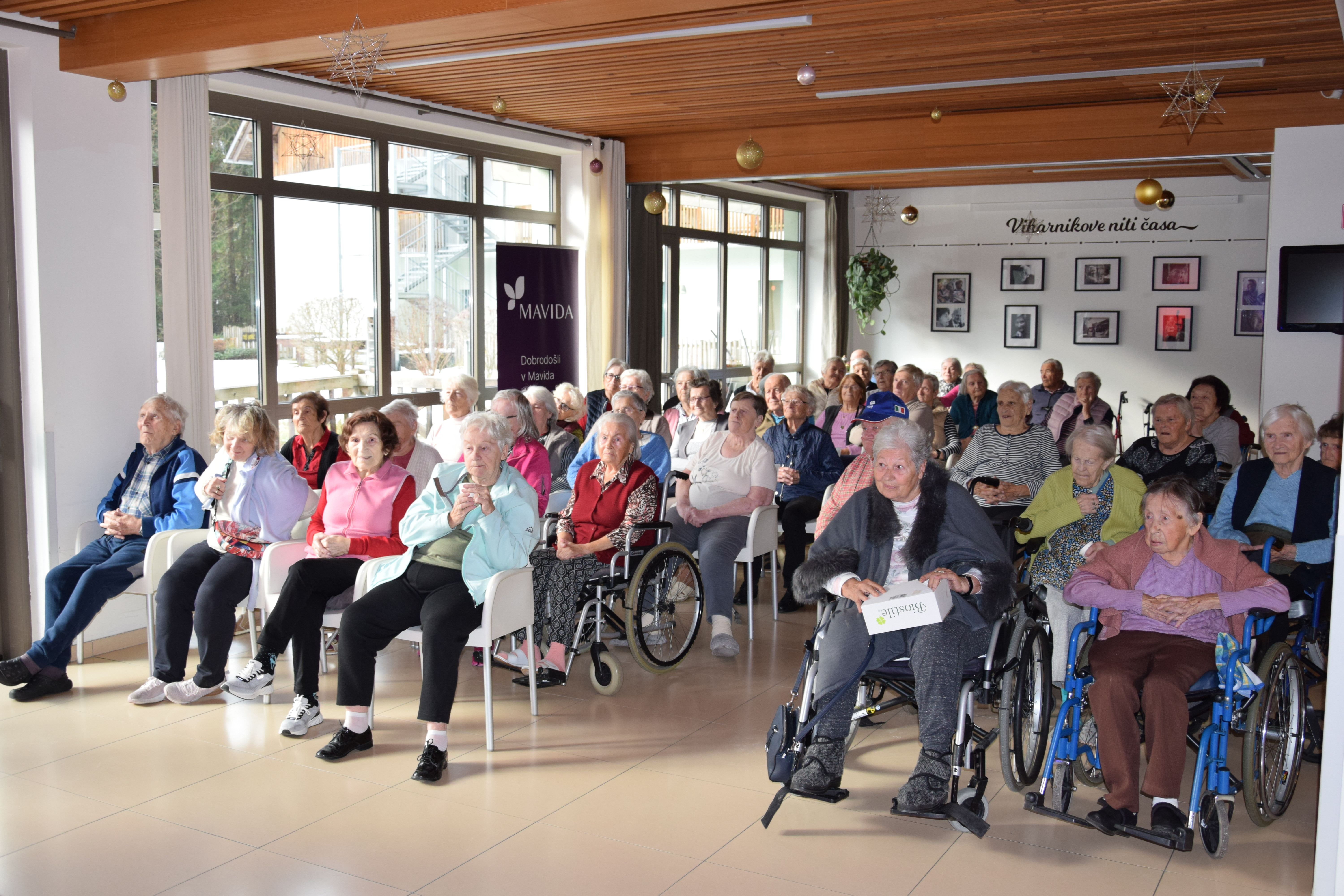 Medgeneracijska zabava v avli: Zaplešimo in zapojmo skupaj s Sento v avli