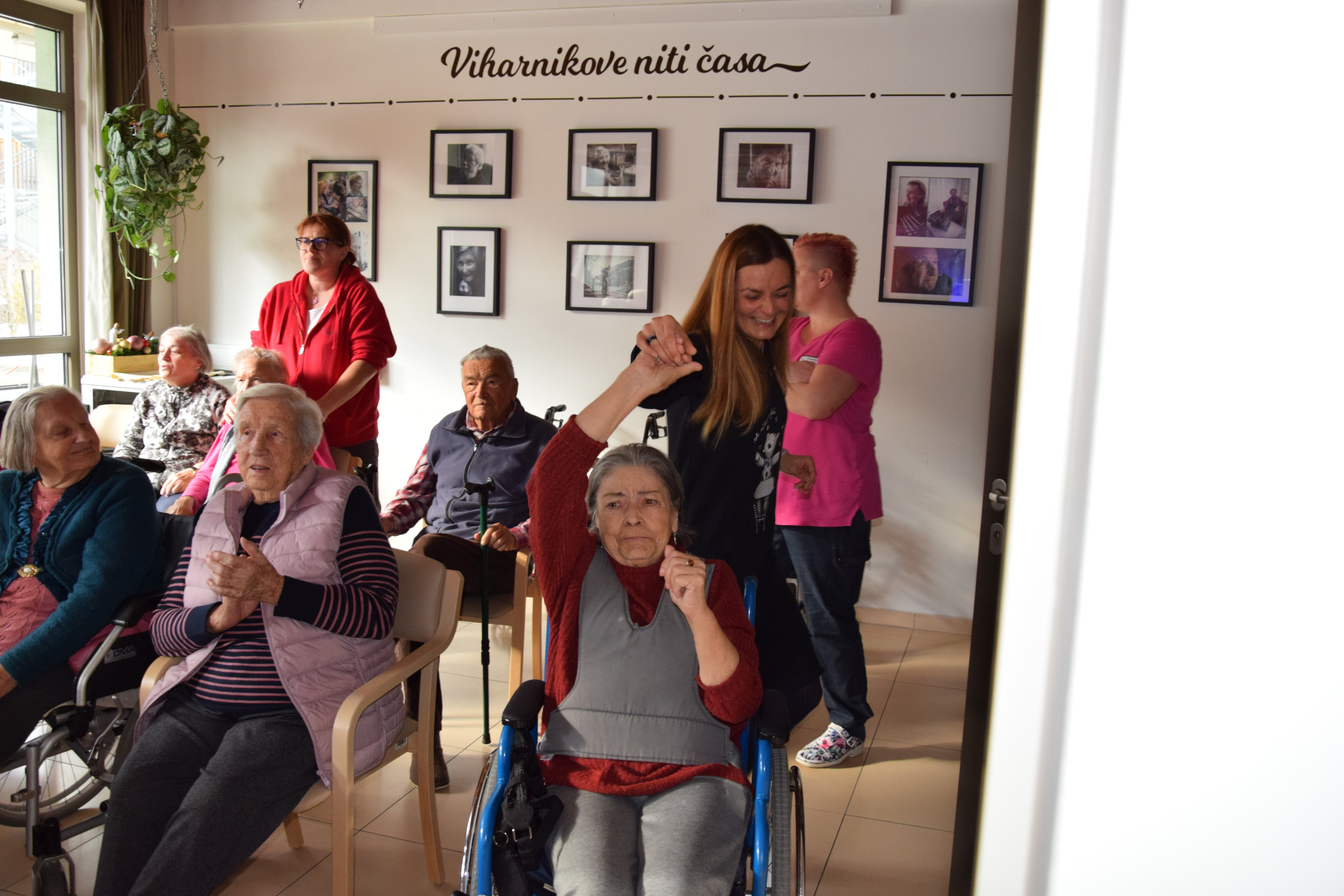 Medgeneracijska zabava v avli: Zaplešimo in zapojmo skupaj s Sento v avli