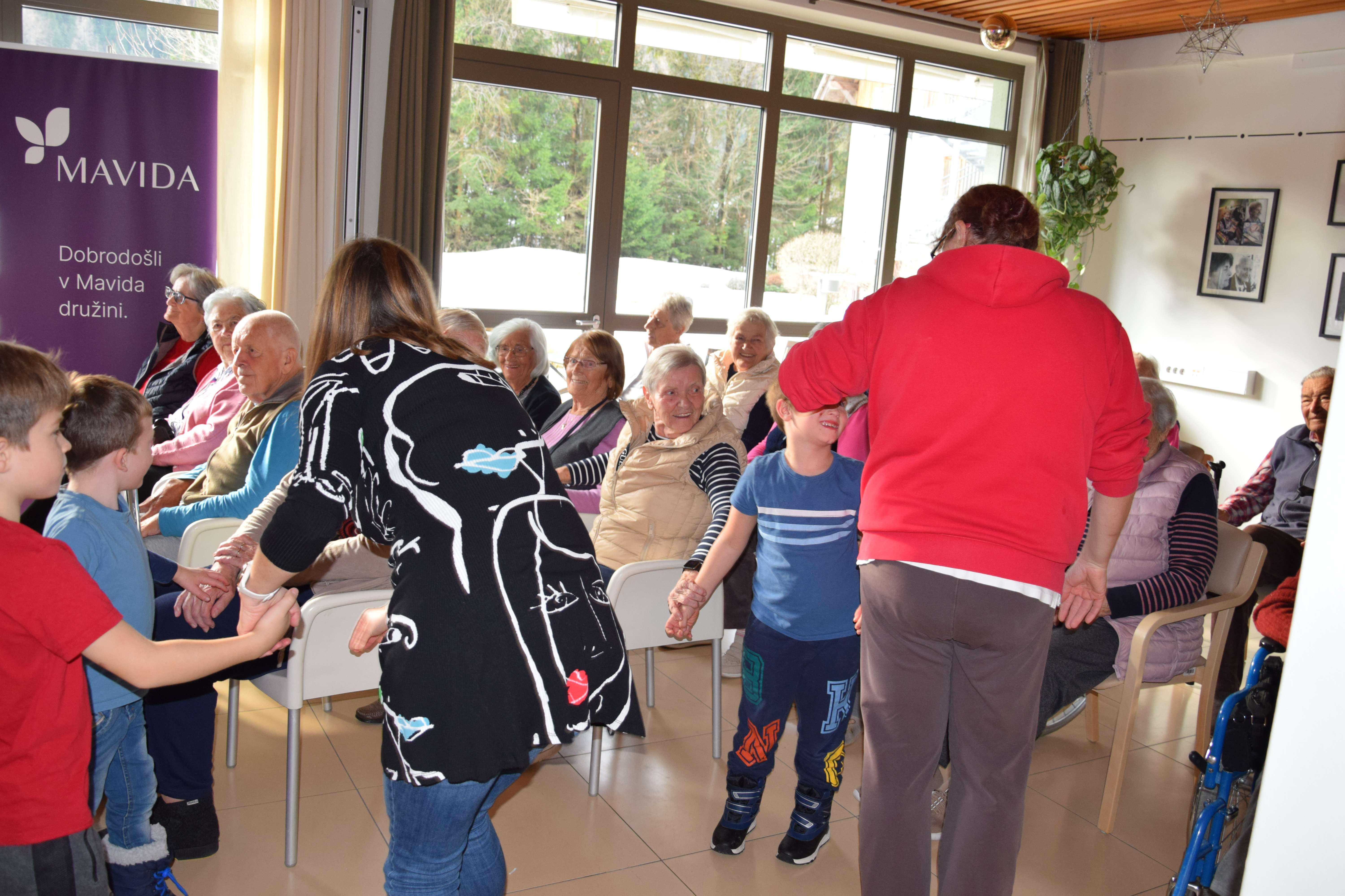 Medgeneracijska zabava v avli: Zaplešimo in zapojmo skupaj s Sento v avli