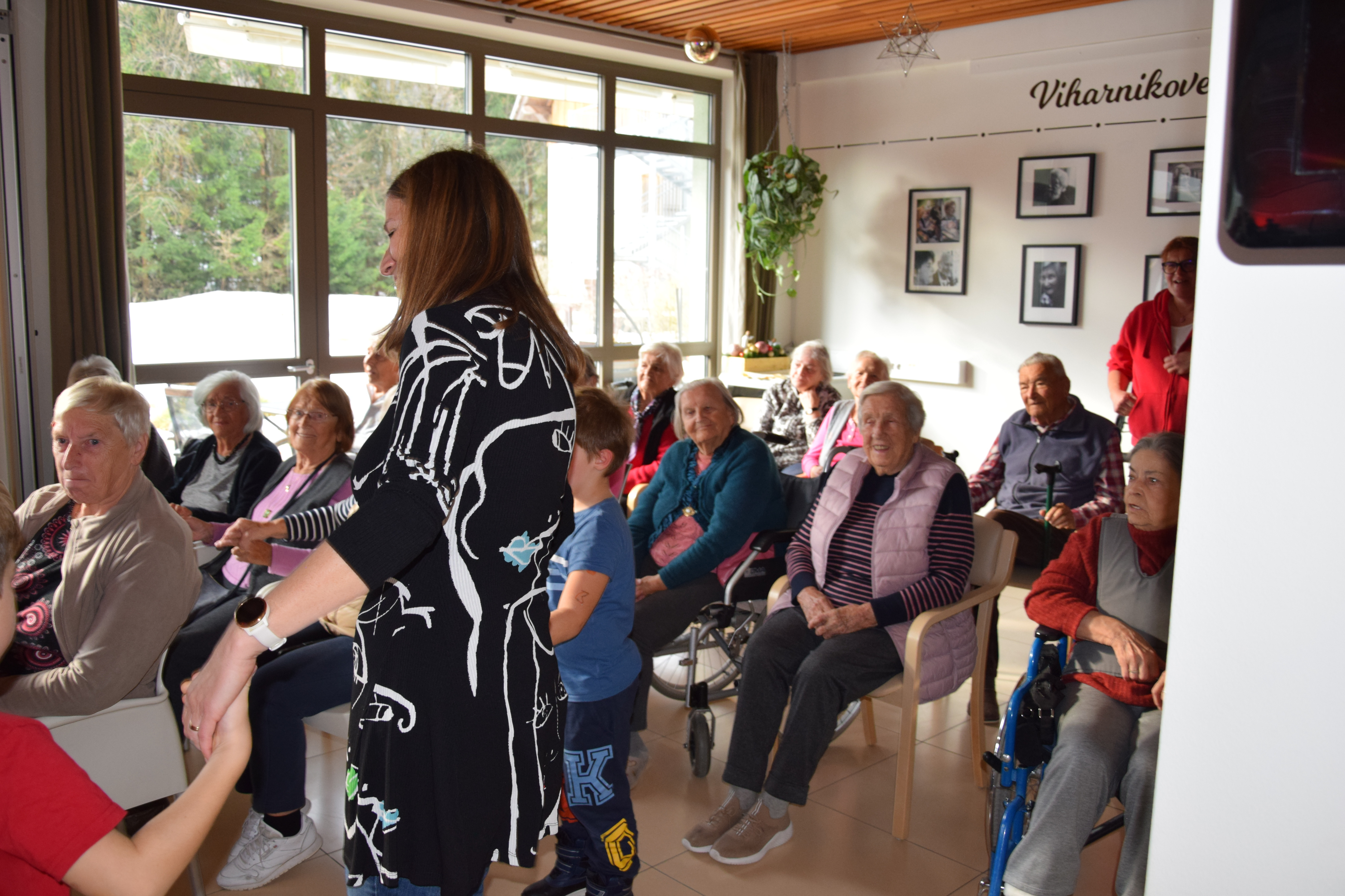 Medgeneracijska zabava v avli: Zaplešimo in zapojmo skupaj s Sento v avli