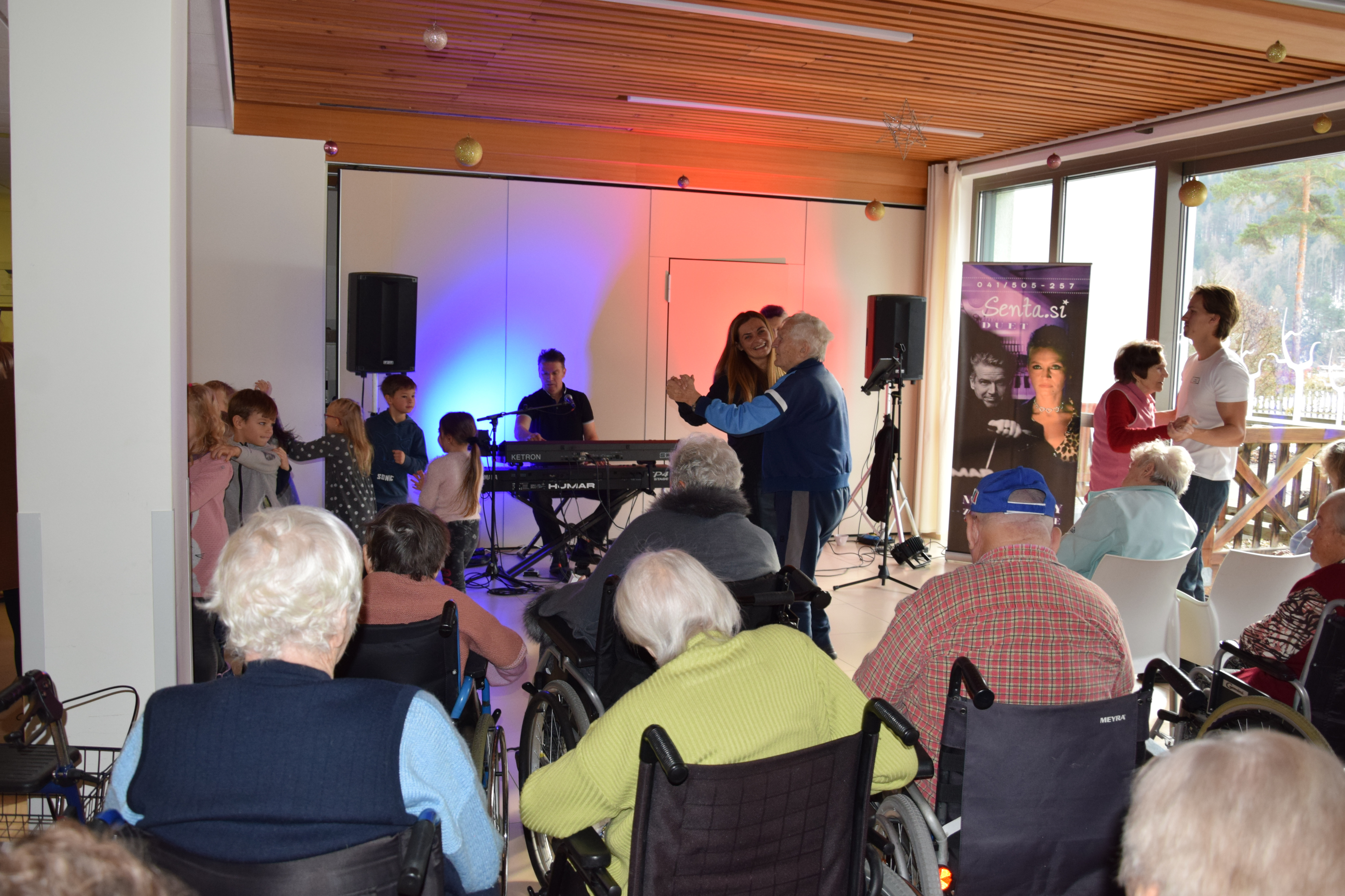 Medgeneracijska zabava v avli: Zaplešimo in zapojmo skupaj s Sento v avli