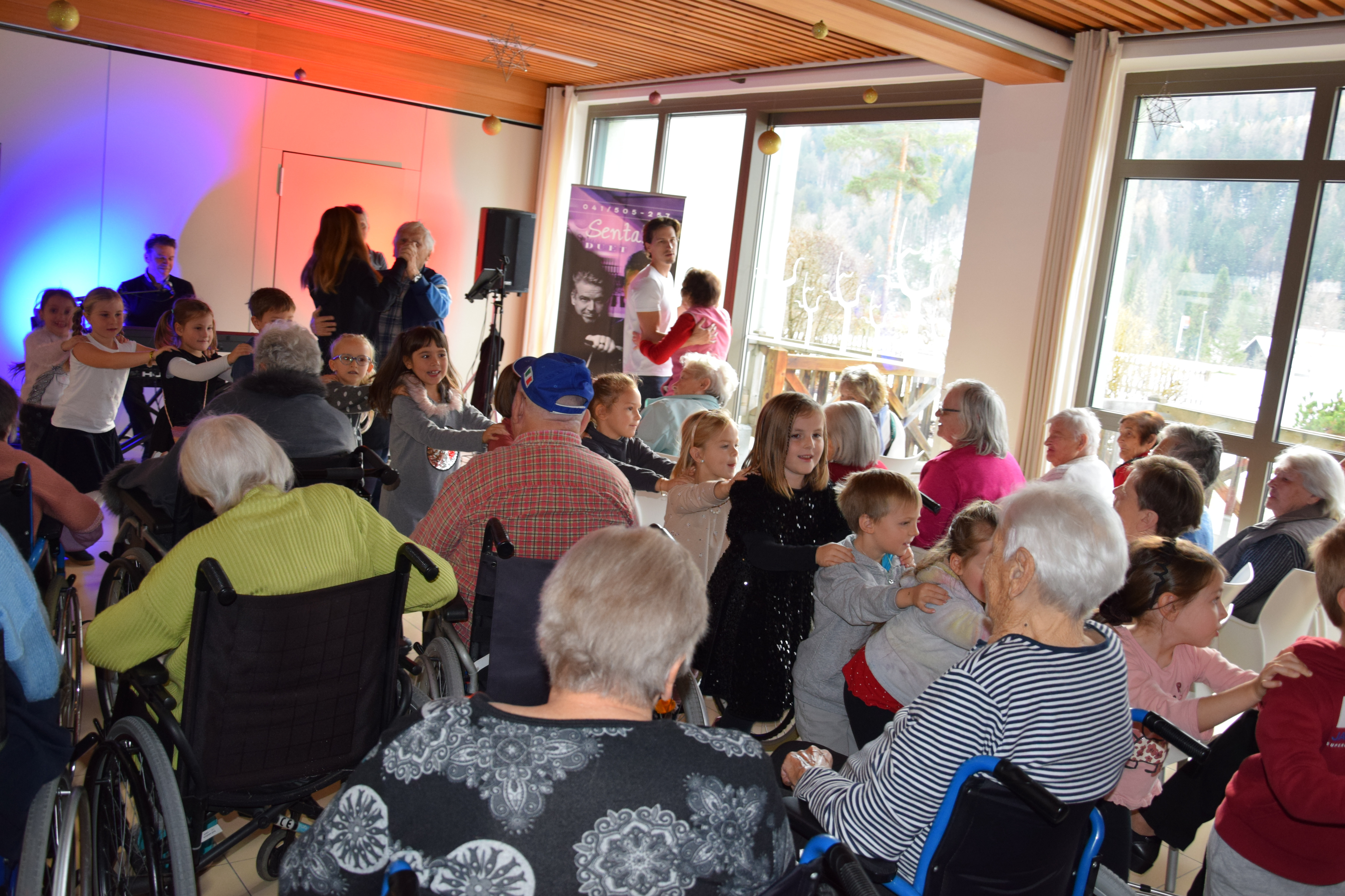 Medgeneracijska zabava v avli: Zaplešimo in zapojmo skupaj s Sento v avli