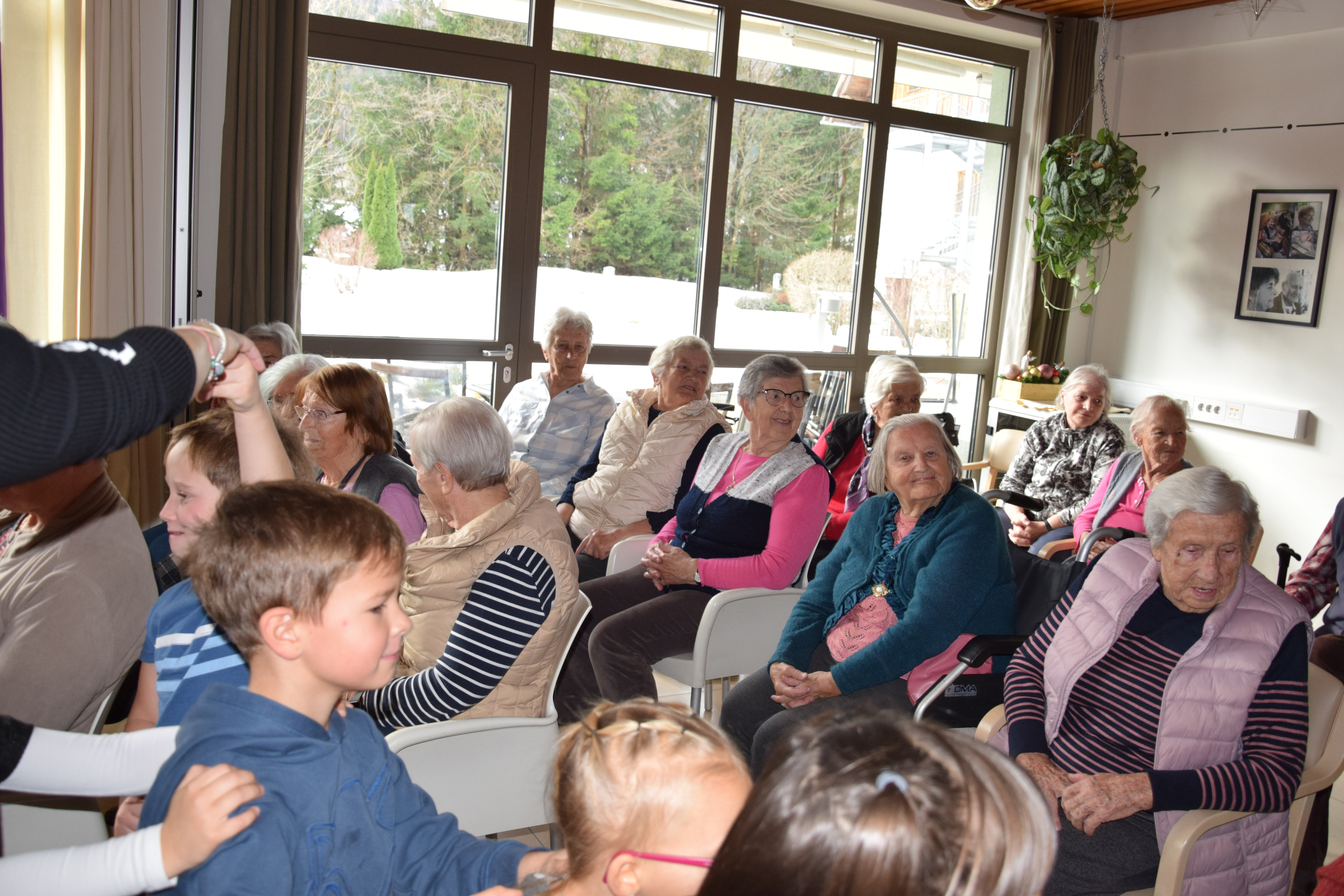 Medgeneracijska zabava v avli: Zaplešimo in zapojmo skupaj s Sento v avli